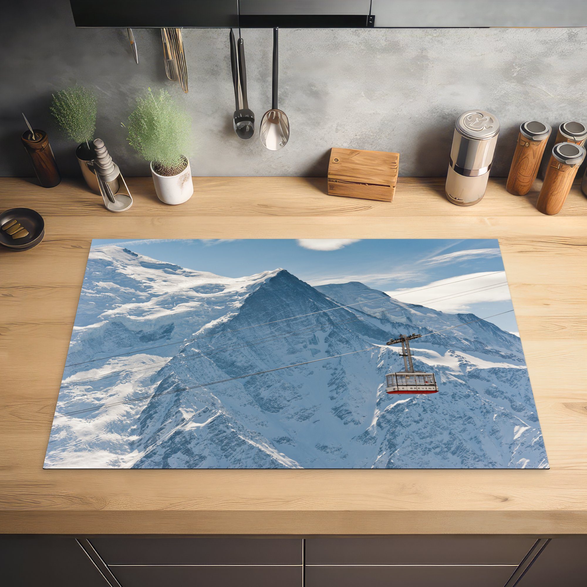 Vinyl, (1 Schutz cm, die MuchoWow für Herdblende-/Abdeckplatte 81x52 die durch tlg), Mont-Blanc-Landschaft, Seilbahn küche, Induktionskochfeld Ceranfeldabdeckung