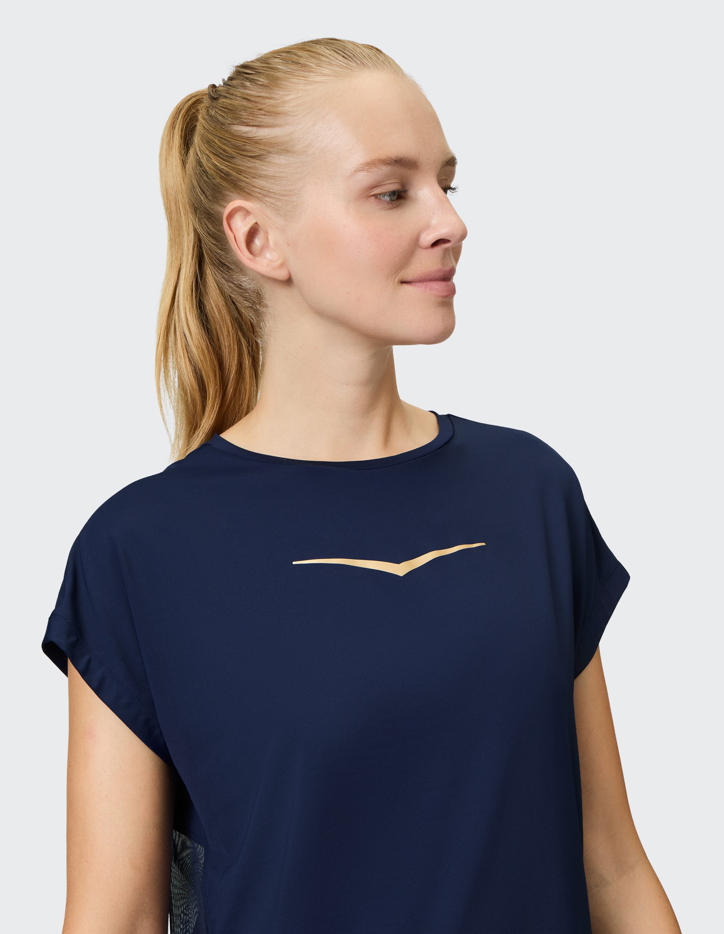 Venice Beach T-Shirt T-SHIRT EVIE sportlicher Stil, T-Shirt-Schnitt, aus Polyamid und Elasthan