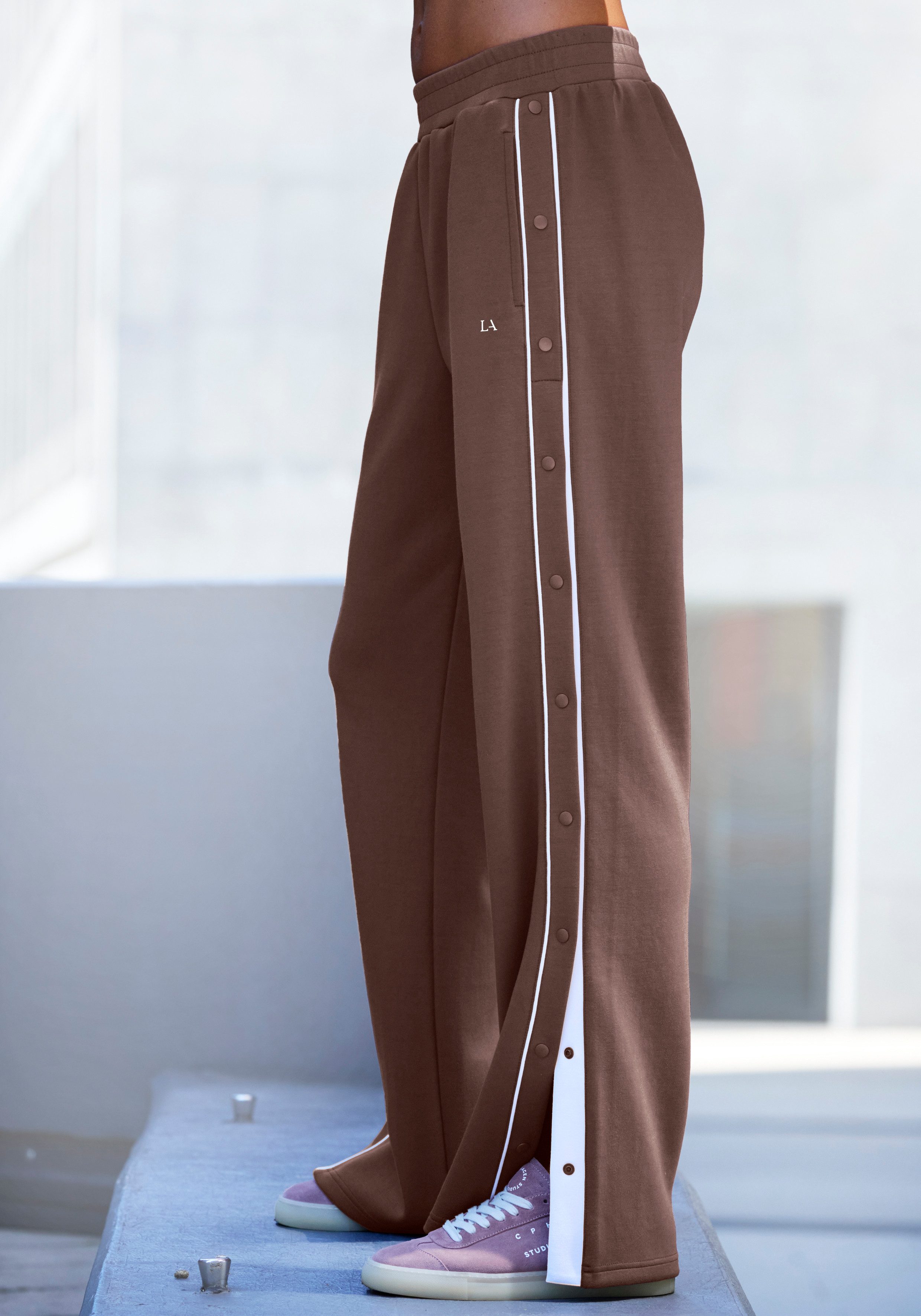 LASCANA ACTIVE Jogginghose mit seitlicher Knopfleiste, Sweathose, Relaxhose, Baggy Pants