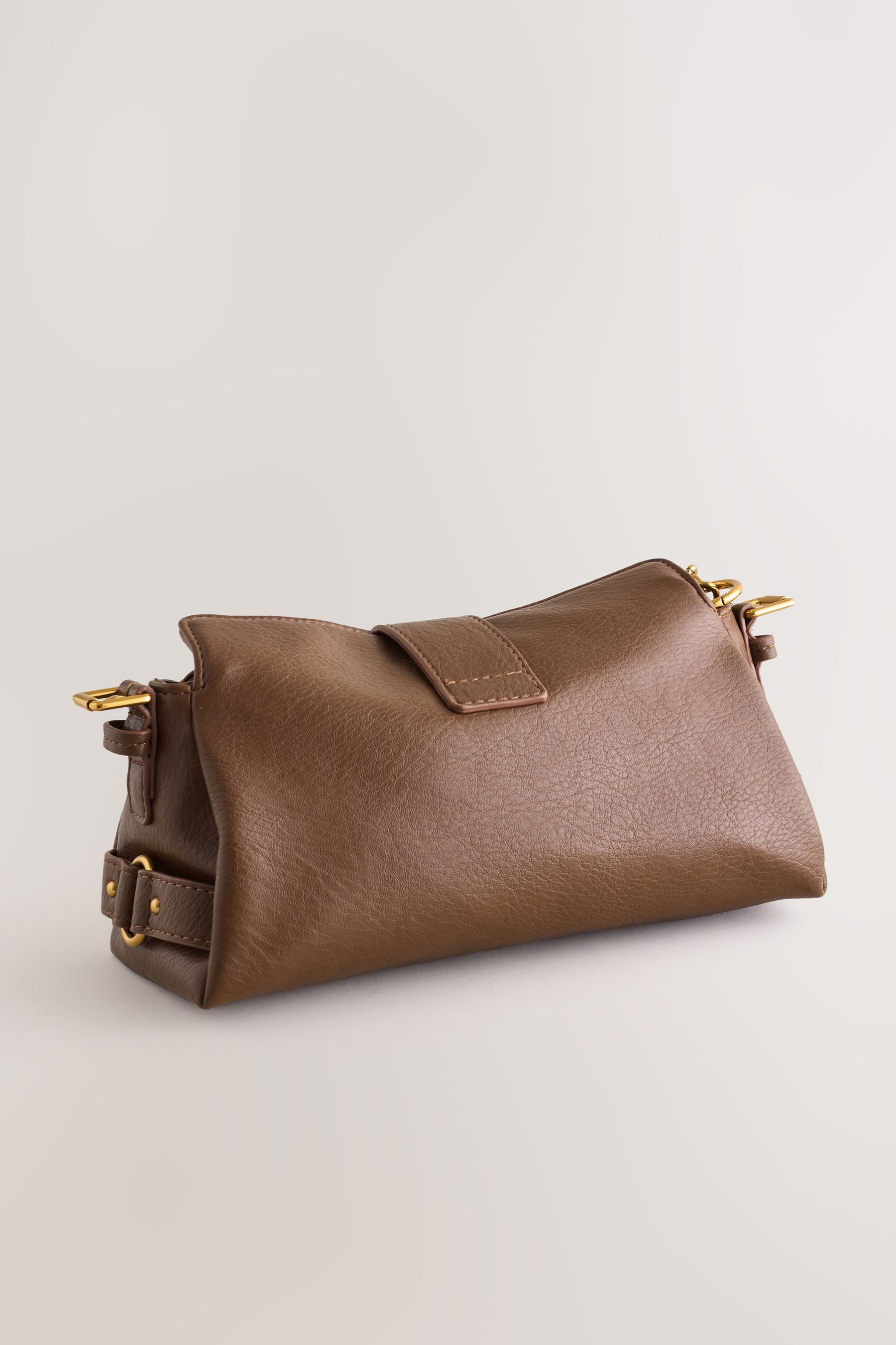 Next Umhängetasche Umhämgetasche aus Velourskunstfell mit Anhängern (1-tlg) günstig online kaufen