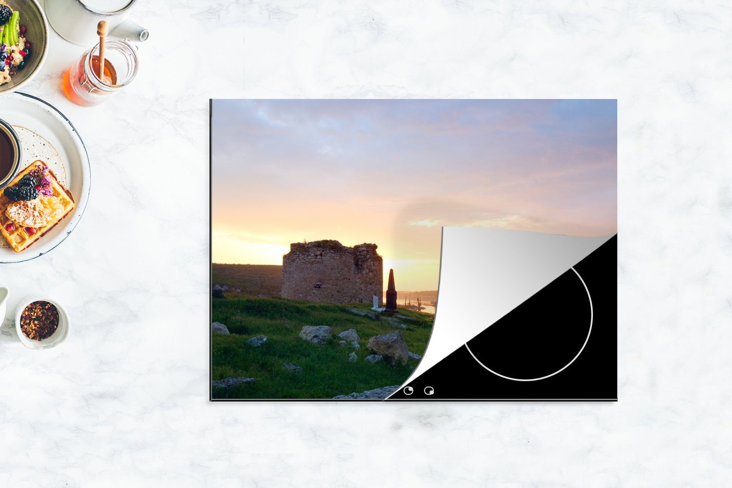 Mobile einer Krim nutzbar, bei, Sonnenuntergang 70x52 Ruinen Herdblende-/Abdeckplatte Festung Ceranfeldabdeckung Vinyl, Ein hinter den Arbeitsfläche auf cm, der (1 tlg), MuchoWow