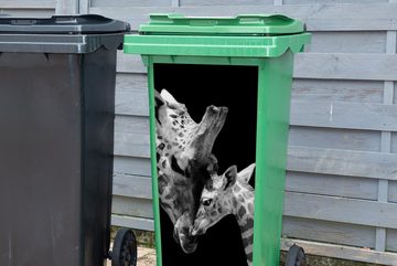 MuchoWow Wandsticker Giraffe - Wildtiere - Porträt - Schwarz-Weiß (1 St), Mülleimer-aufkleber, Mülltonne, Sticker, Container, Abfalbehälter