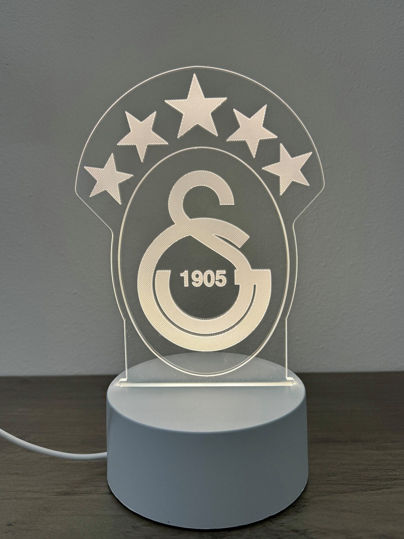 Stelby LED Nachtlicht Galatasaray 3D-LED-Lampe – Warmweiße Acryl-Nachtleuchte, LED fest integriert, Tischlampe mit 5 Sternen, USB-Kabel & Geschenkbox