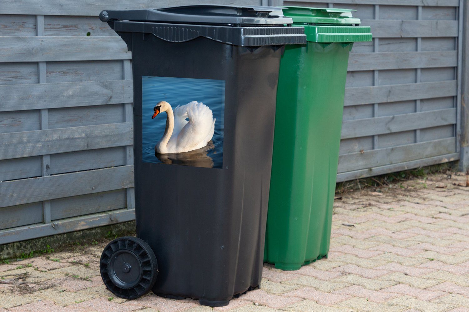 Schwan Mülltonne, MuchoWow Sticker, Mülleimer-aufkleber, - Weiß Wasser (1 - - Vogel Wandsticker Abfalbehälter Container, St),