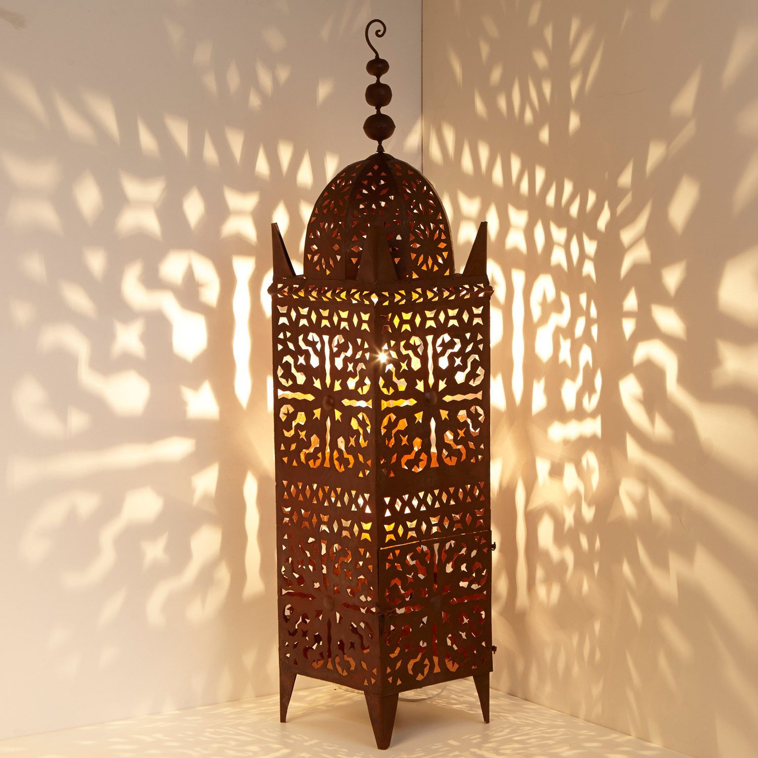 Casa Moro Kerzenlaterne Orientalische Laterne Eisenlaterne Firyal H136 cm für draußen & Innen (hängend & stehend, Kunsthandwerk aus Marokko), Garten Windlicht mit Eisen Rost Finish L1656