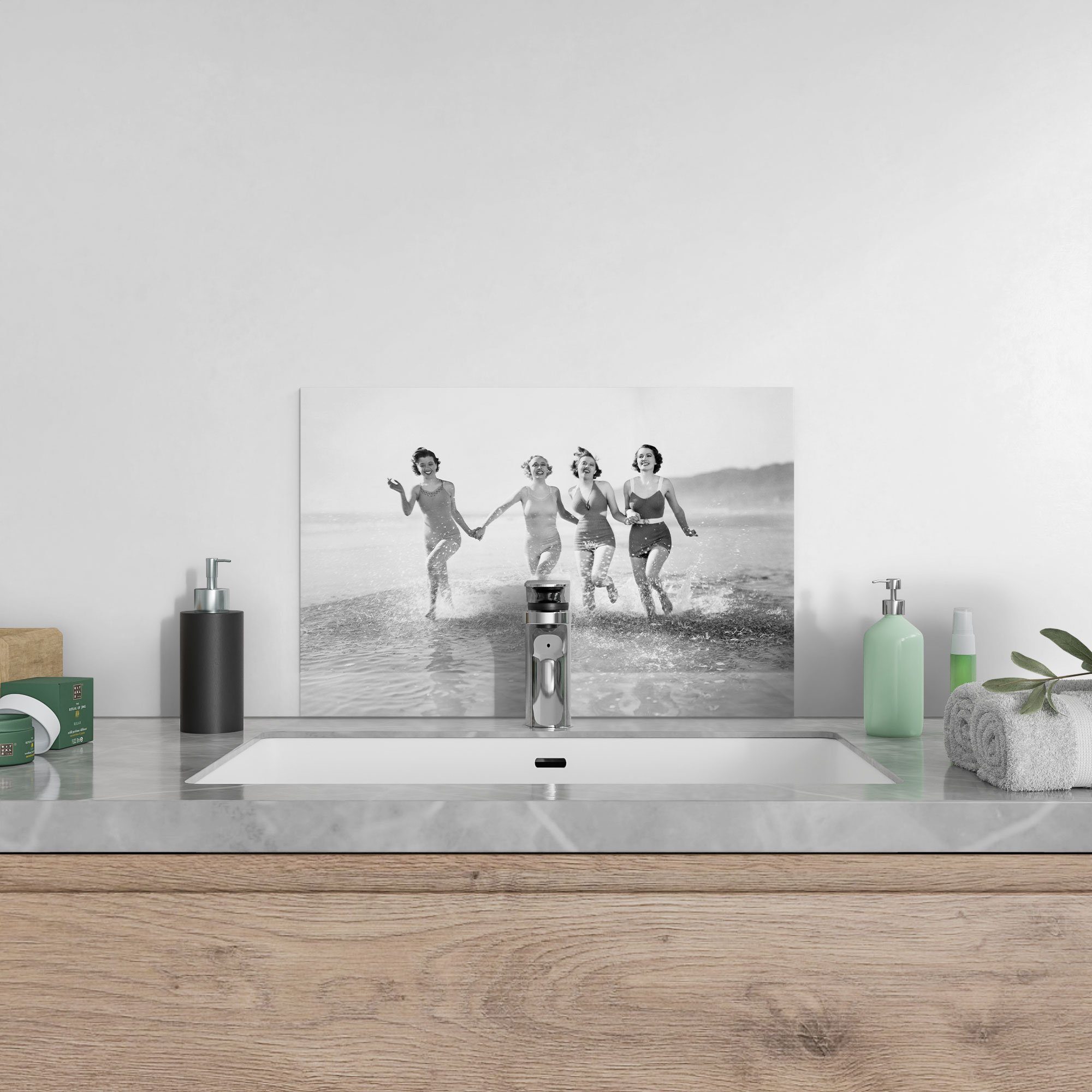 Badrückwand DEQORI Glas 'Retro Badebekleidung', Herdblende Spritzschutz Küchenrückwand