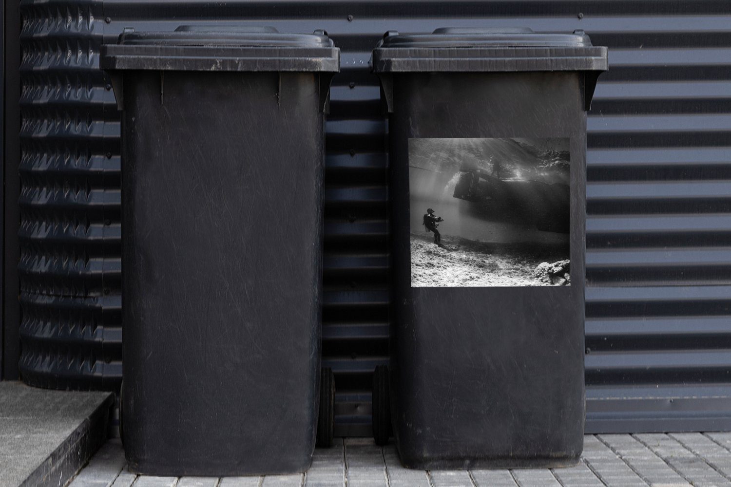 Wandsticker Mülleimer-aufkleber, einem MuchoWow Mülltonne, zu Container, Sticker, (1 Abfalbehälter St), nach oben Taucher Ein U-Boot schaut
