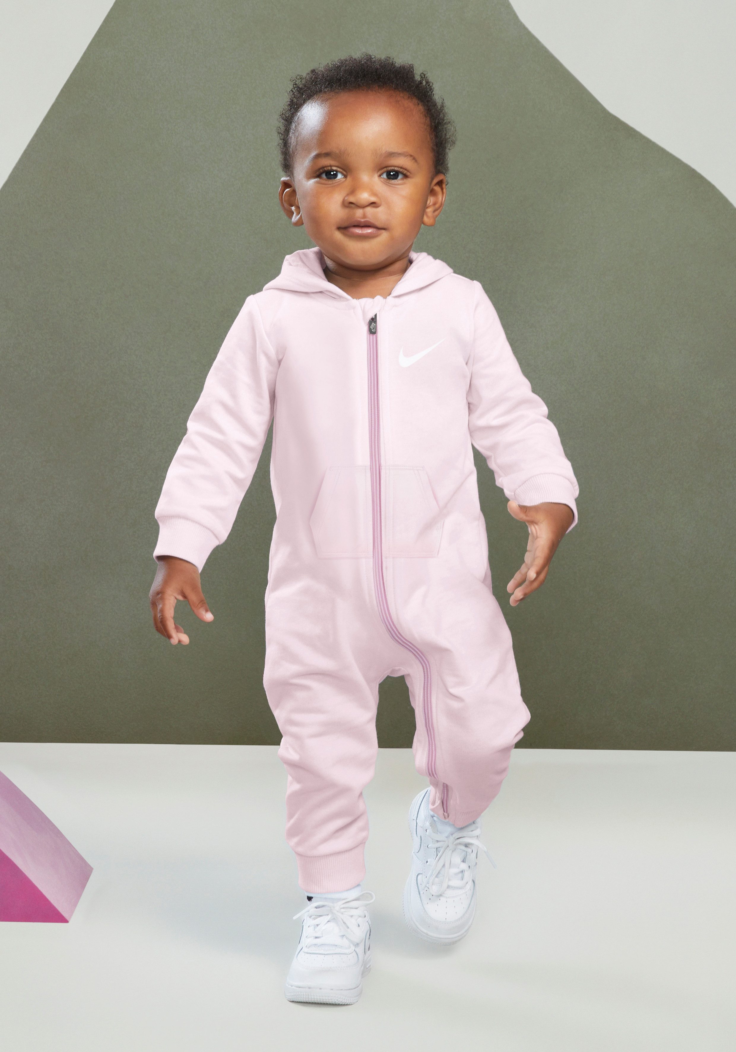 Nike Sportswear Strampler NKN ESSENTIALS HOODED COVERALL für Babys, mit Kapuze, mit Logodruck und Markenlabel – Bild 5 von 5
