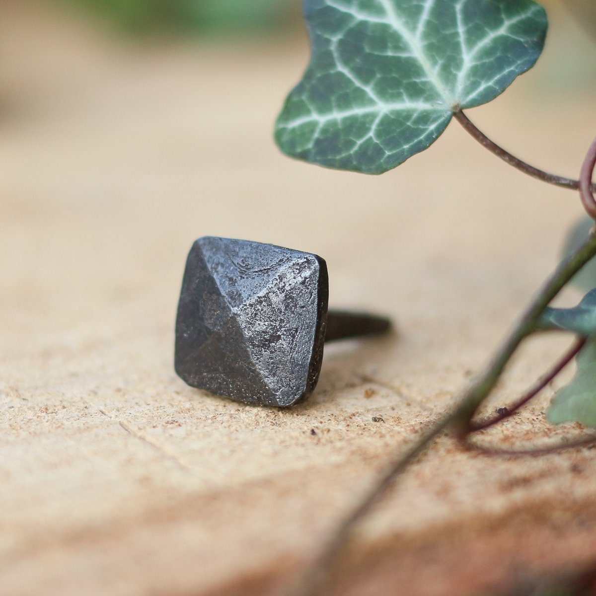 Antikas Torbeschlag Schmiede Nagel Möbel Ziernagel - Kopf viereckig schwarz 15x15mm