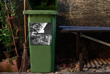 MuchoWow Wandsticker Terrasse einer italienischen Villa - schwarz und weiß (1 St), Mülleimer-aufkleber, Mülltonne, Sticker, Container, Abfalbehälter