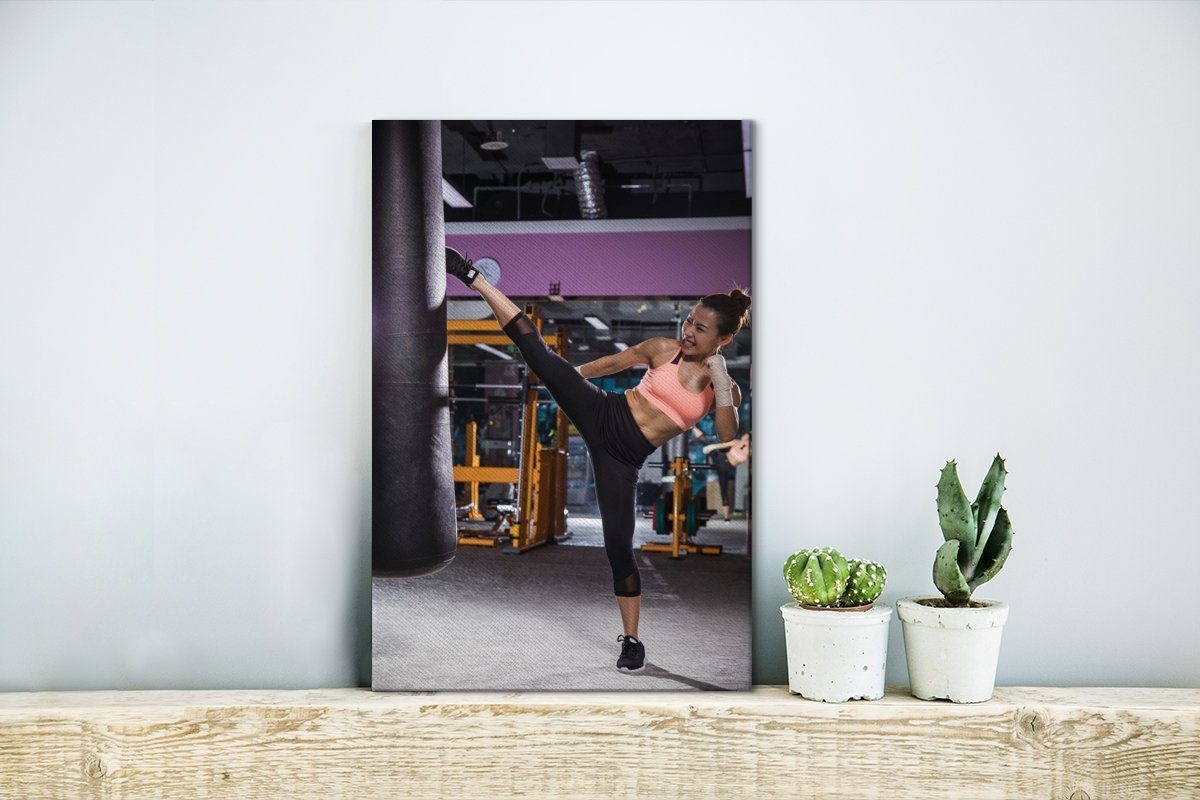 OneMillionCanvasses® Leinwandbild Eine Frau Kickboxen, fertig Zackenaufhänger, Leinwandbild 20x30 inkl. betreibt cm St), Gemälde, (1 bespannt junge