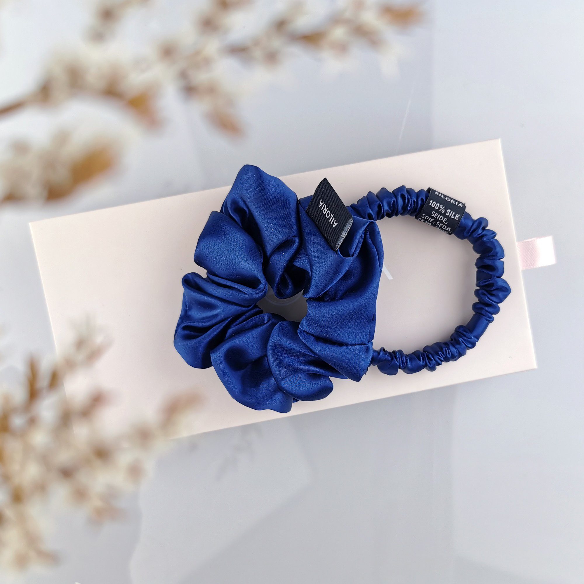AILORIA Haargummi DOUX set scrunchies s und m aus seide, Luxuriöses Set aus Haargummis (Größe S und M) blau