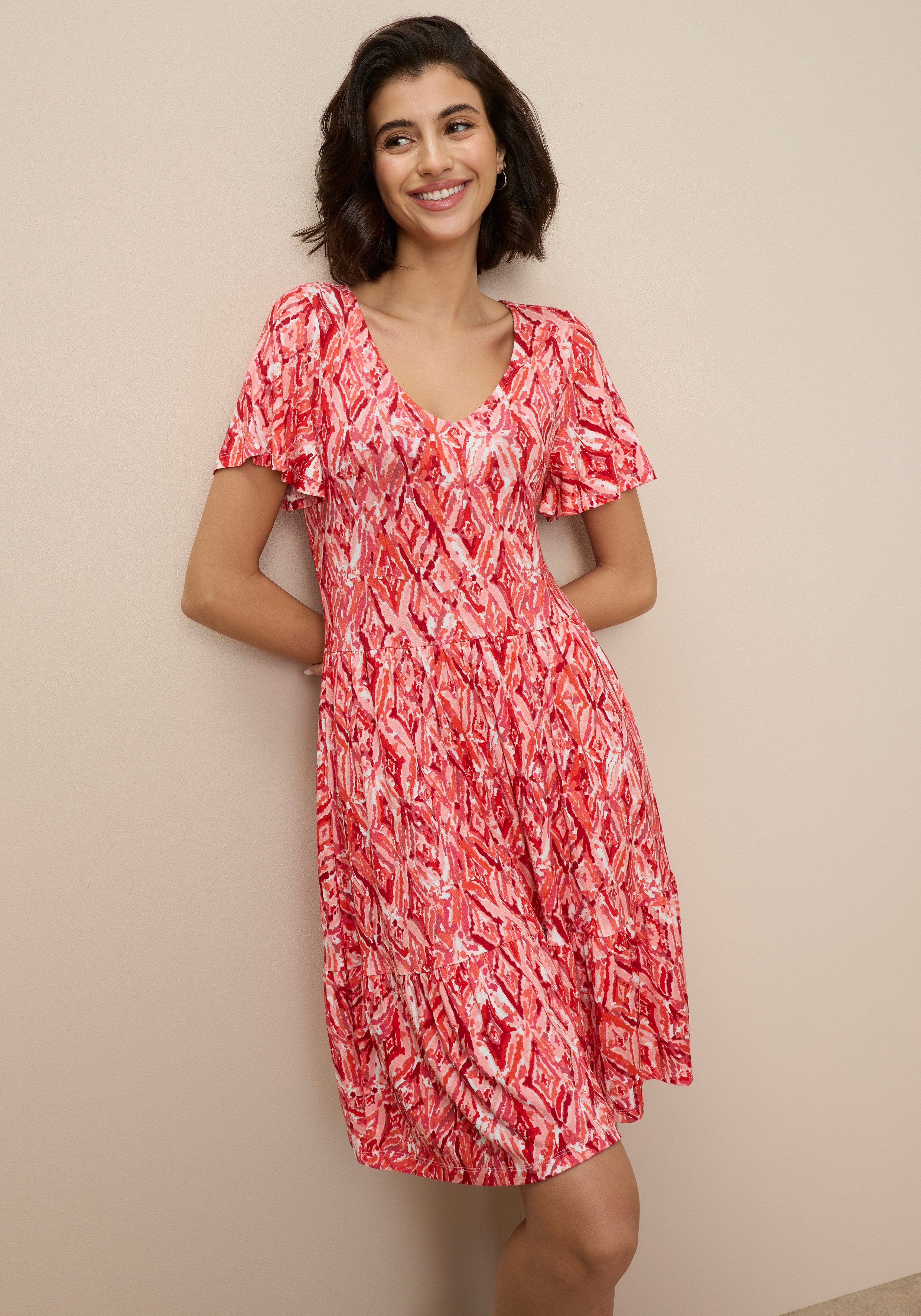 Tamaris Jerseykleid mit figurumspielender Silhouette, leichtem Tragegefühl mit femininen, verspielten Design, aus elastischer Viskosemischung