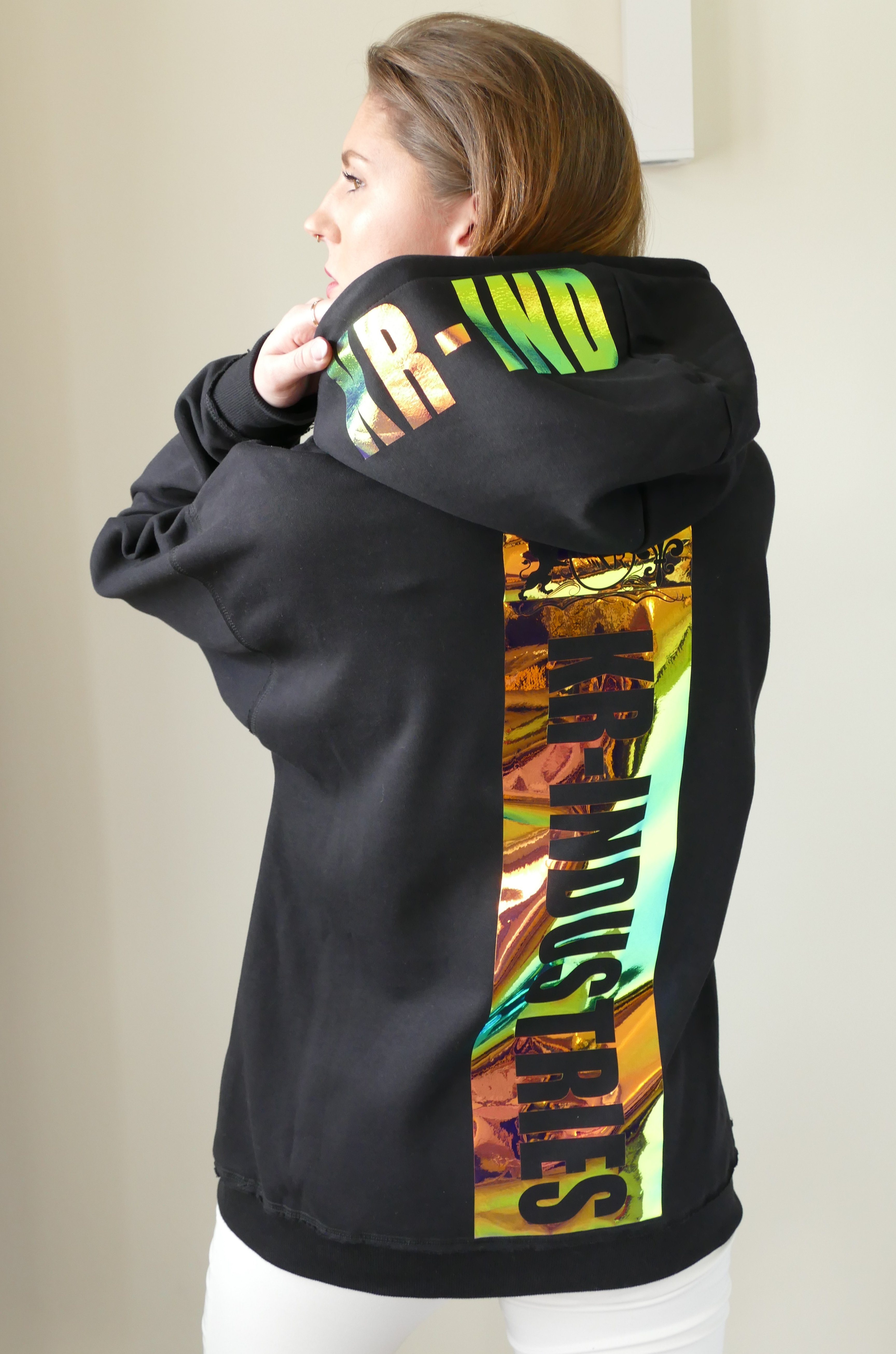 Oversize Hoodie Applikationen Hoodies Kapuze auffällige Colorful und Rückseite KR-Industries Hoodie des der auf