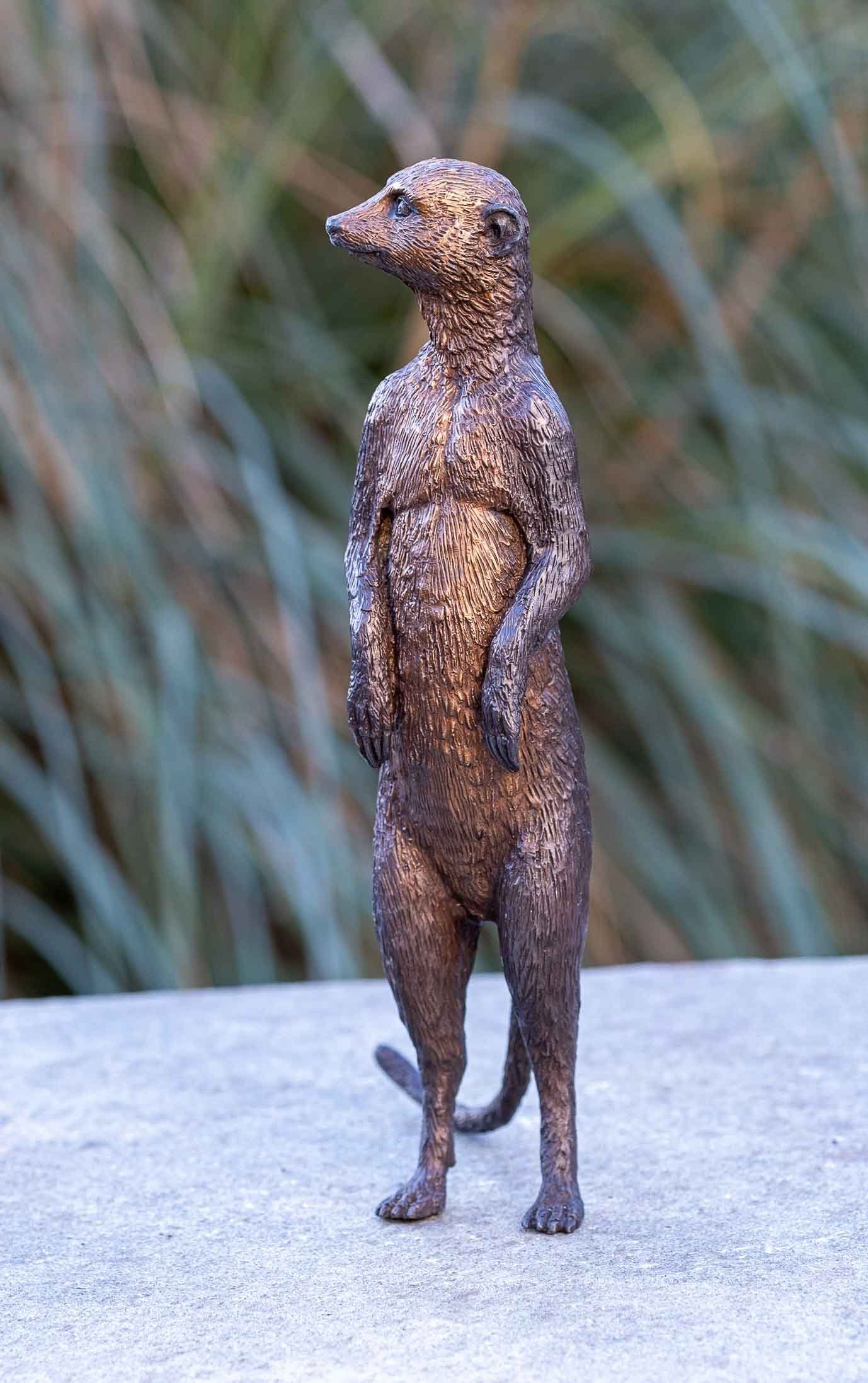 IDYL Dekofigur IDYL Bronze-Skulptur Erdmännchen, Bronze – sehr robust – Langlebig – witterungsbeständig gegen Frost, Regen und UV-Strahlung. Die Modelle werden in Wachsausschmelzverfahren in Bronze gegossen und von Hand patiniert.