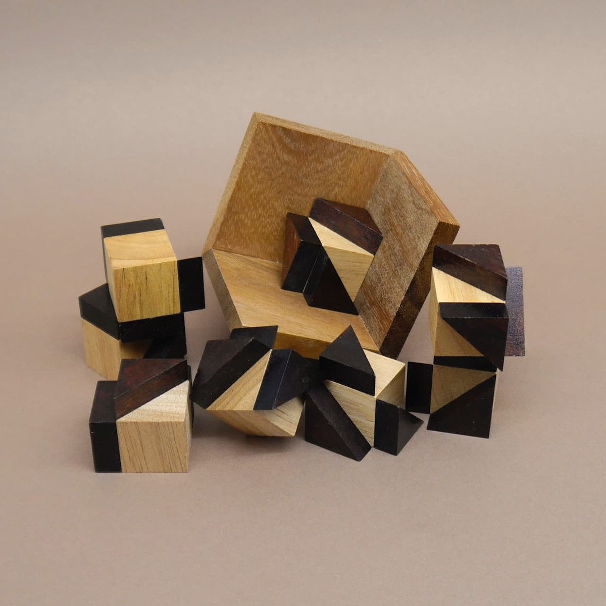 ROMBOL Denkspiele Spiel Octagon, anspruchsvolles 3D Puzzle mit 8 Würfeln, Denkspiel, Holzpuzzle