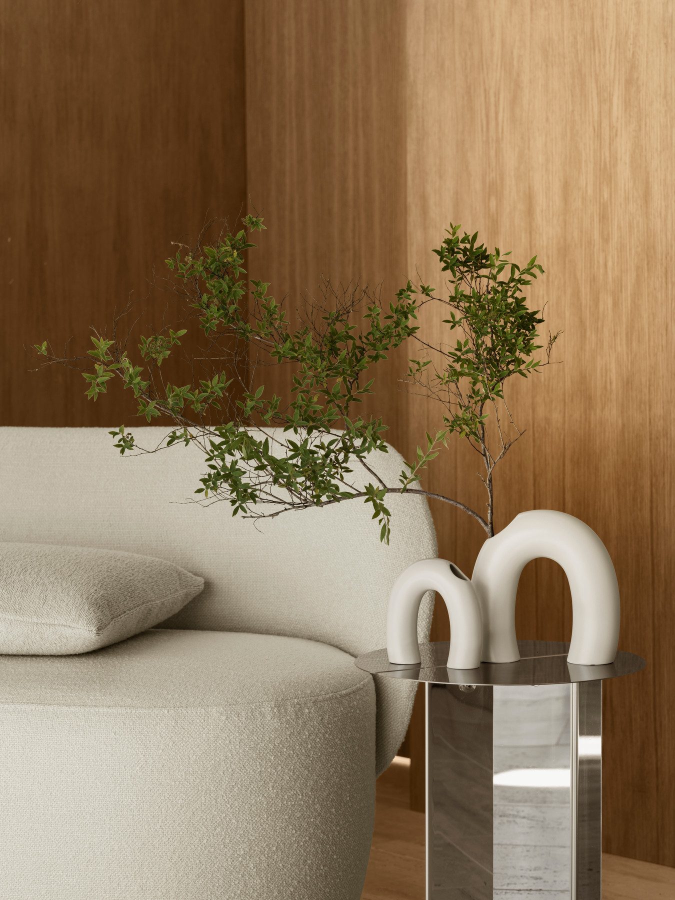 blomus Dekovase -KAGETSU- Vase aus Keramik: Zeitlose Eleganz für jeden Raum & Anlass, Designerstück, Hochwertig, Elegant, Steingut, Bogenform, Glanzglasur