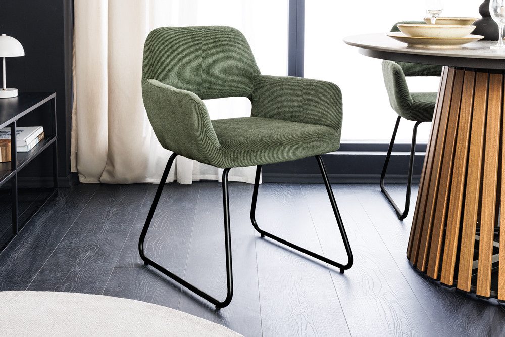 riess-ambiente Armlehnstuhl MUSTANG grün / schwarz · Esszimmerstuhl aus Cord mit Armlehnen (Einzelartikel, 1 St), Retro Polsterstuhl · für Küche, Wohnzimmer & Büro · mit Metallgestell