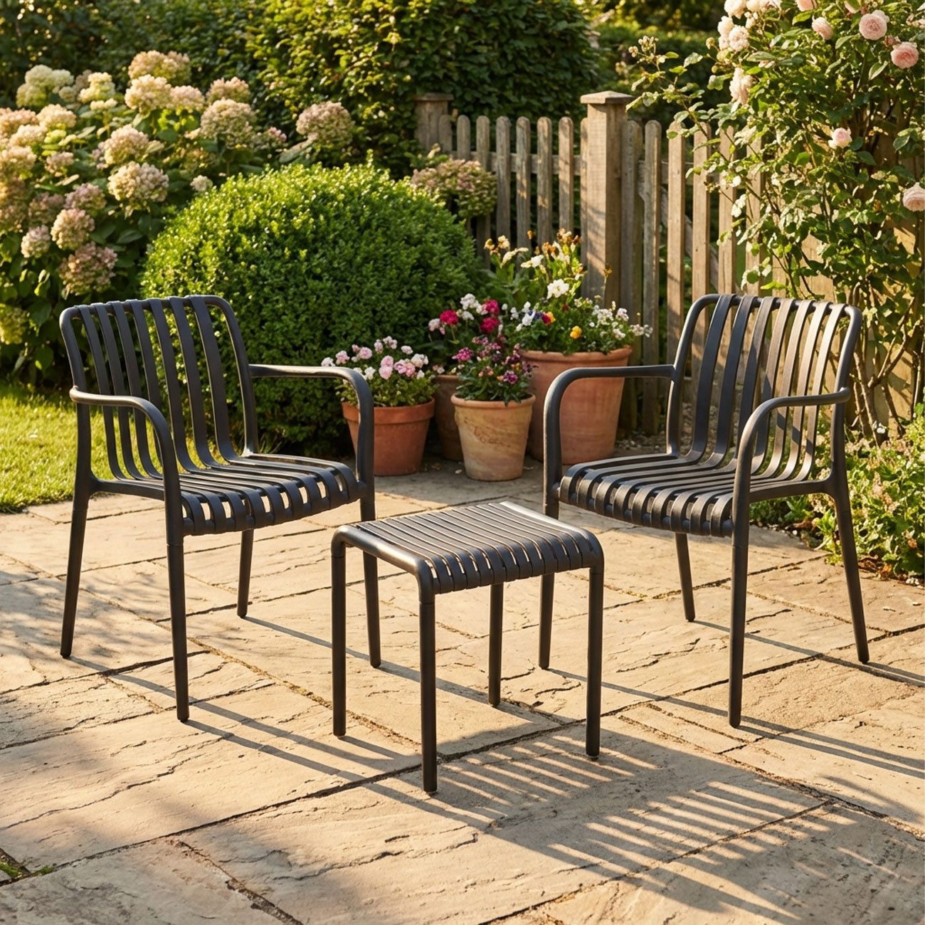 Progarden Bistrostuhl Bistro-Set Kunststoff 3-tlg., 2x Gartenstuhl & Beistelltisch, Schwarz (3 St), Wetterfestes 3-teiliges Garten-Bistro-Set aus robustem Kunststoff