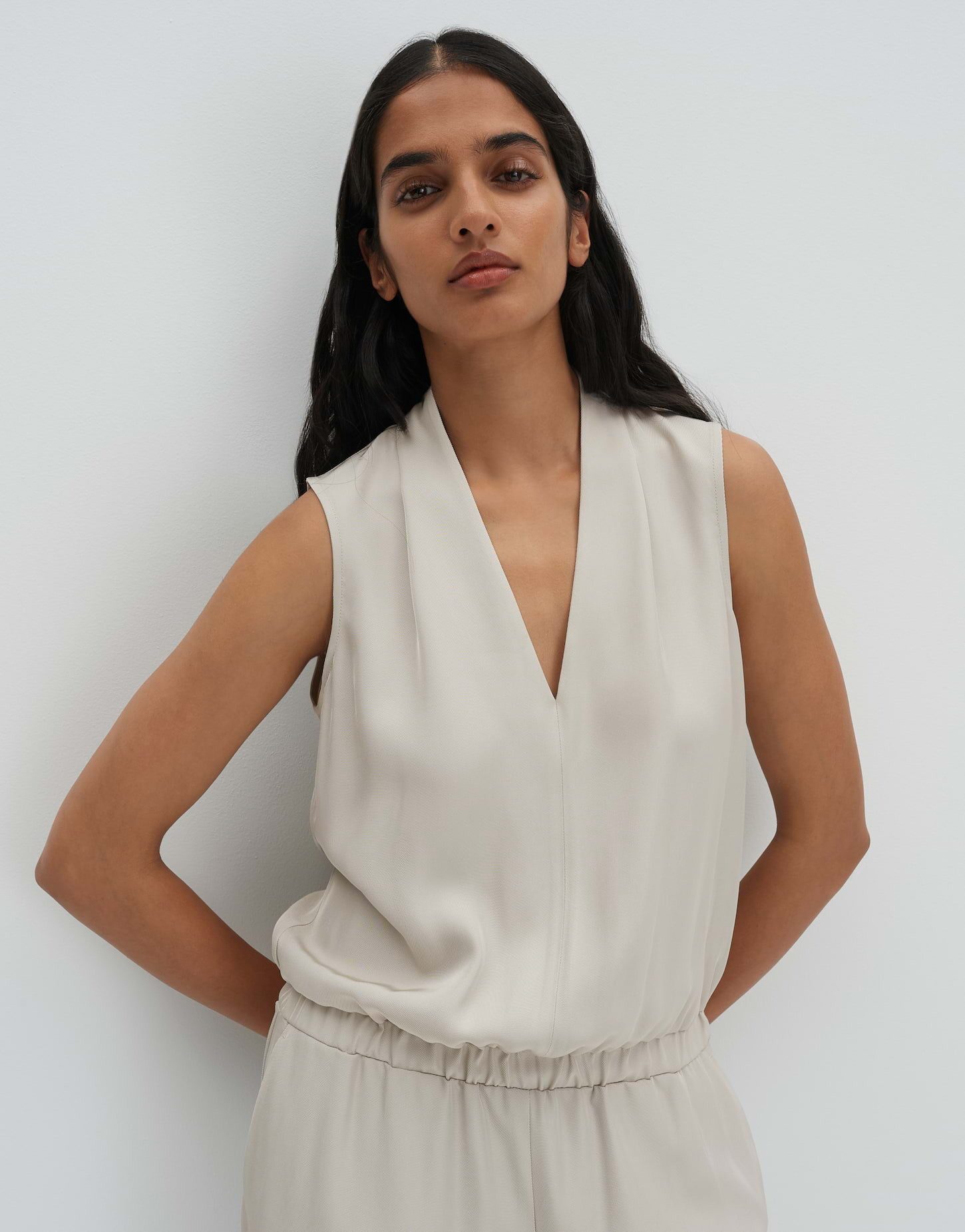 someday Jumpsuit Curea Jumpsuit aus Acetat mit fließendem Fall Lockere Passform, tailliert mit Gummibund und V-Ausschnitt