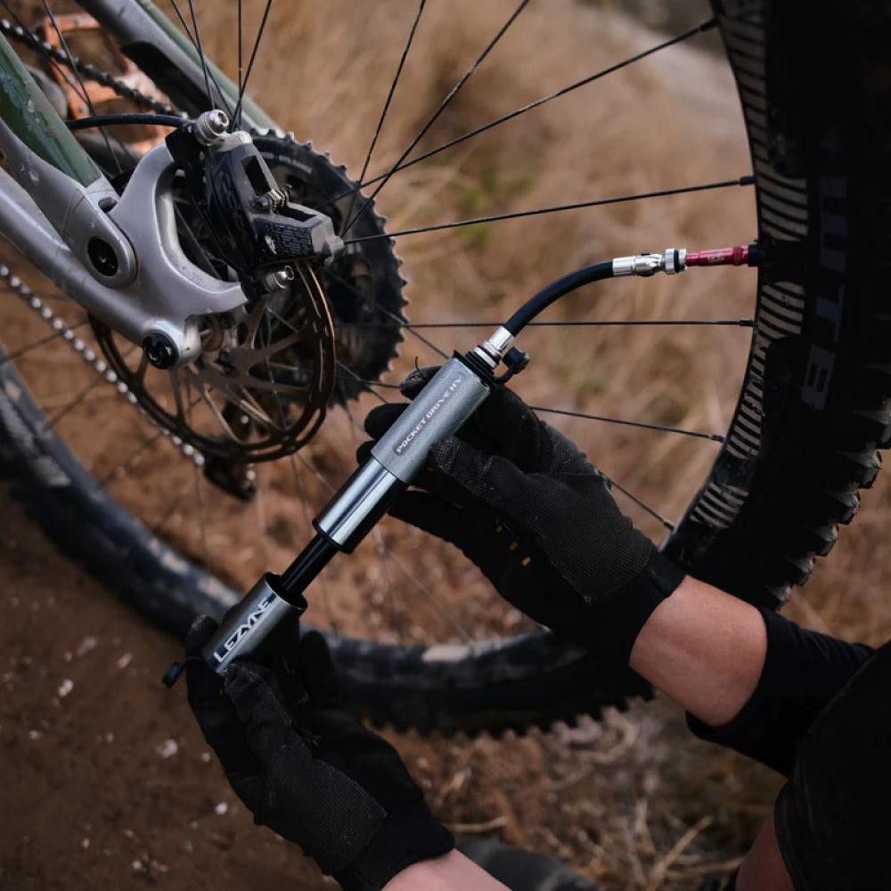 Lezyne Fahrradpumpe Lezyne CNC Pocket Drive HV Minipumpe - CNC-Alu, Flex-Schlauch, 11 bar/