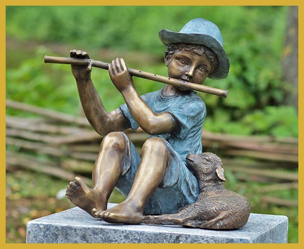 IDYL Gartenfigur IDYL Bronze-Skulptur Flötenspieler mit Lamm, Bronze – sehr robust – Langlebig – witterungsbeständig gegen Frost, Regen und UV-Strahlung. Die Modelle werden in Wachsausschmelzverfahren in Bronze gegossen und von Hand patiniert.