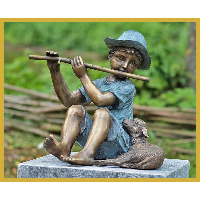 IDYL Gartenfigur IDYL Bronze-Skulptur Flötenspieler mit Lamm Bronze – sehr robust – Langlebig – witterungsbeständig gegen Frost Regen und UV-Strahlung. Die Modelle werden in Wachsausschmelzverfahren in Bronze gegossen und von Hand patiniert.