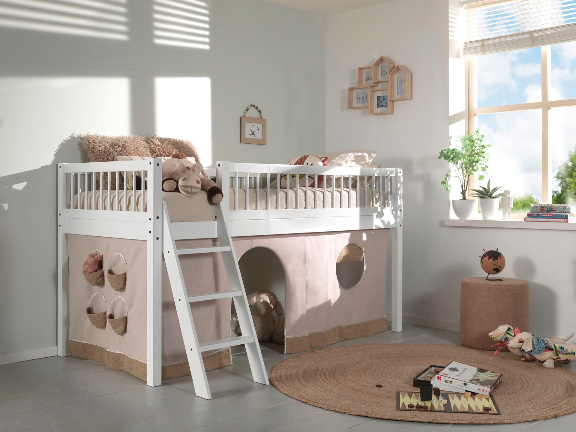 Vipack Spielbett Forrest 90/200 aus massiver Buche weiß lackiert, inkl. Vorhang-Set, stabil gebaut mit umlaufenden Absturzschutz, Leiter und Rolllattenrost