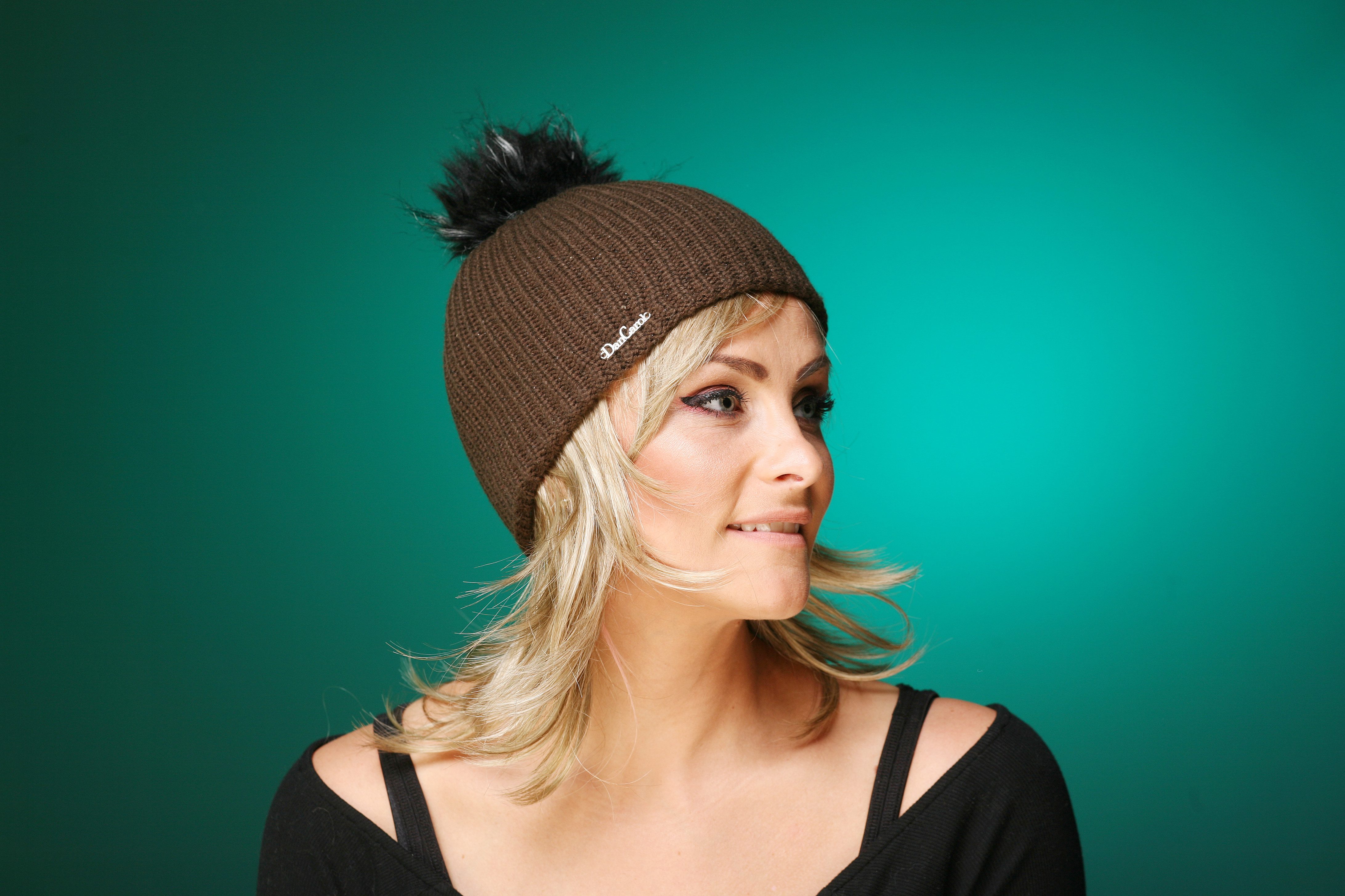 DanCarol Fellimitatmützen DCW-837B-die Mütze hält warm und ist innen mit Fleece gefüttert, Hingucker hat sie eine Bommel.