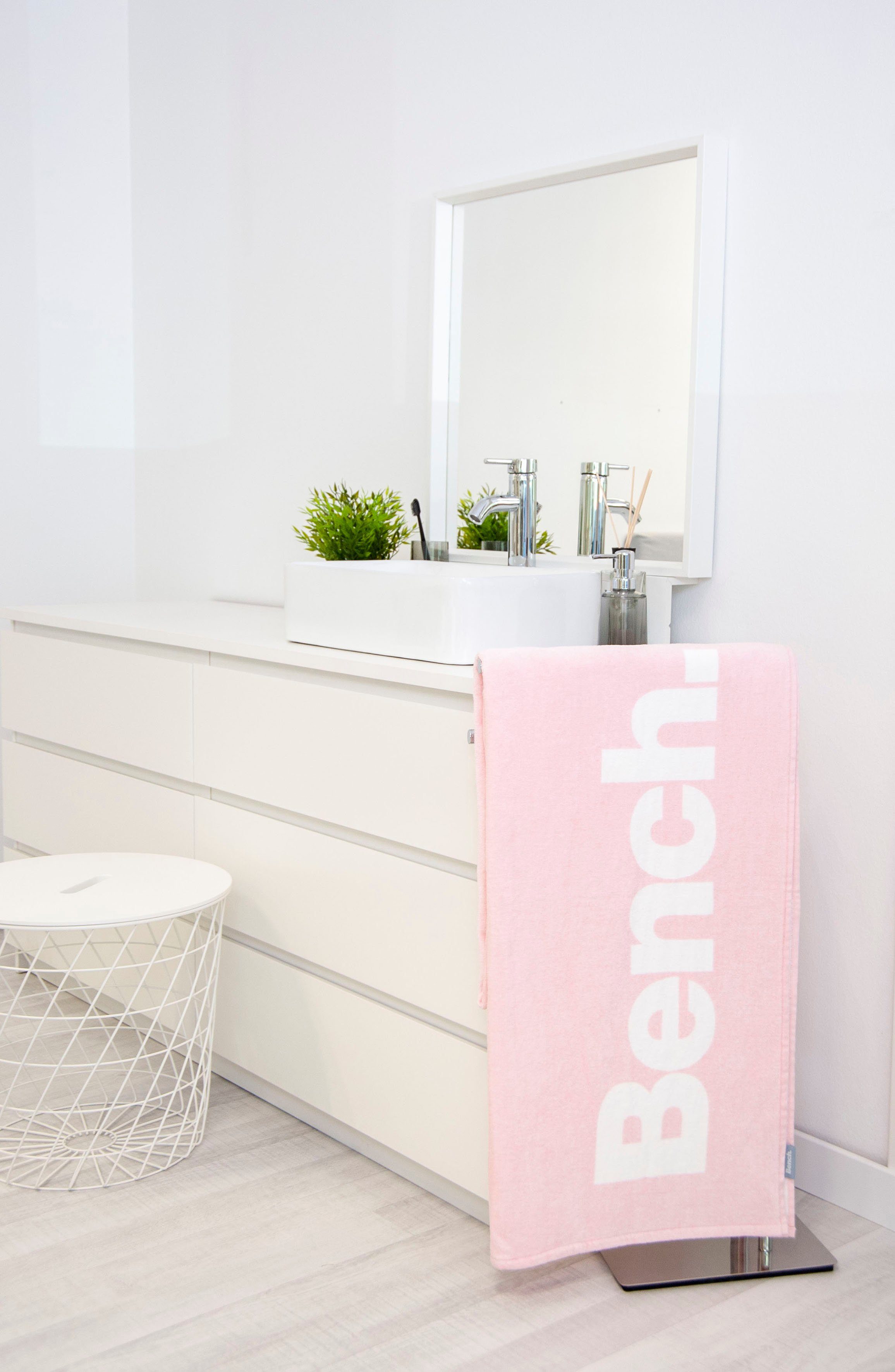 Strandtuch dekorativem Velours mit Schriftzug Bench. "Bench" (1-St), Bench, rosa