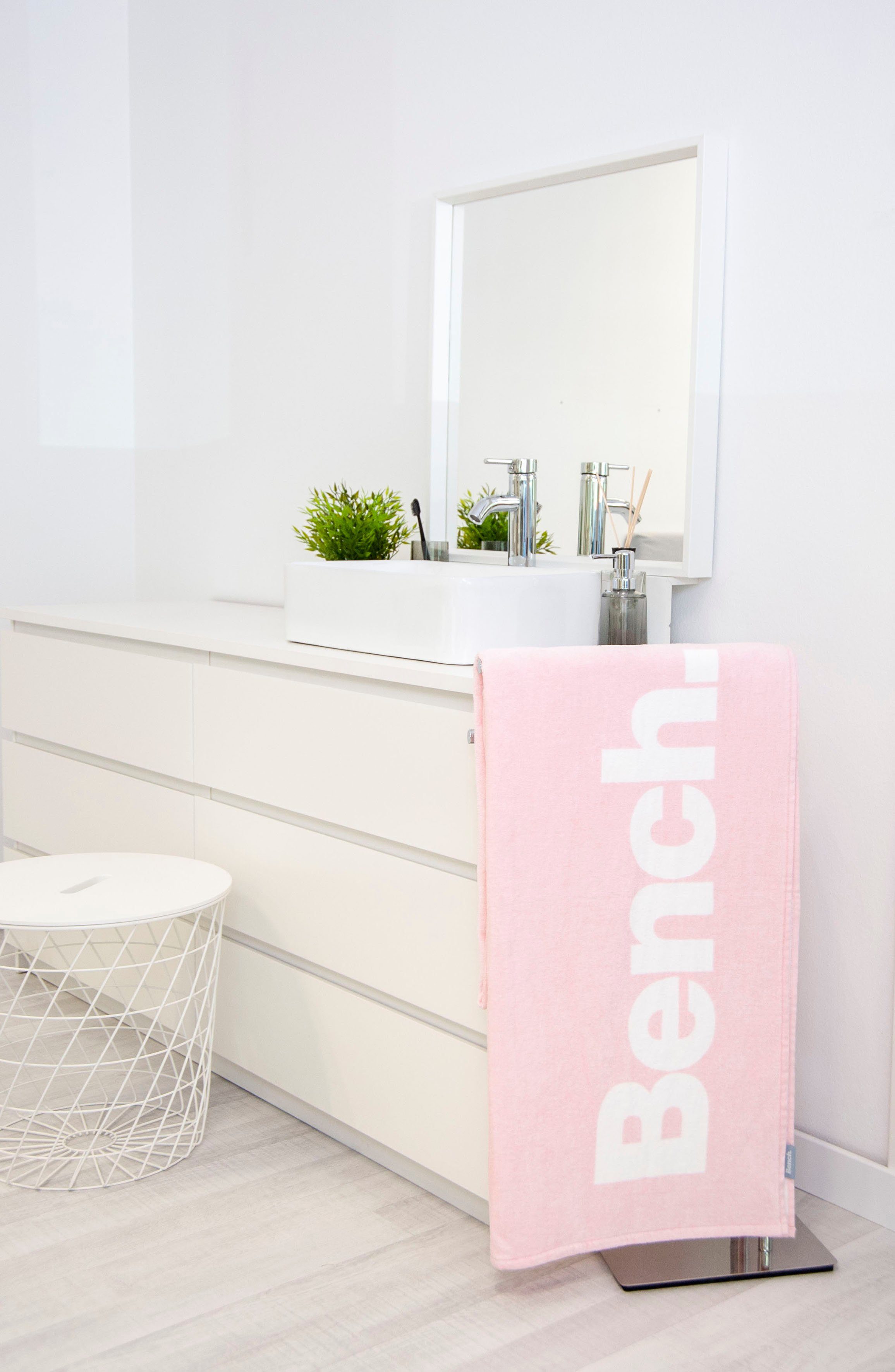 Bench. Strandtuch Bench, Velours (1-St), mit dekorativem "Bench" Schriftzug
