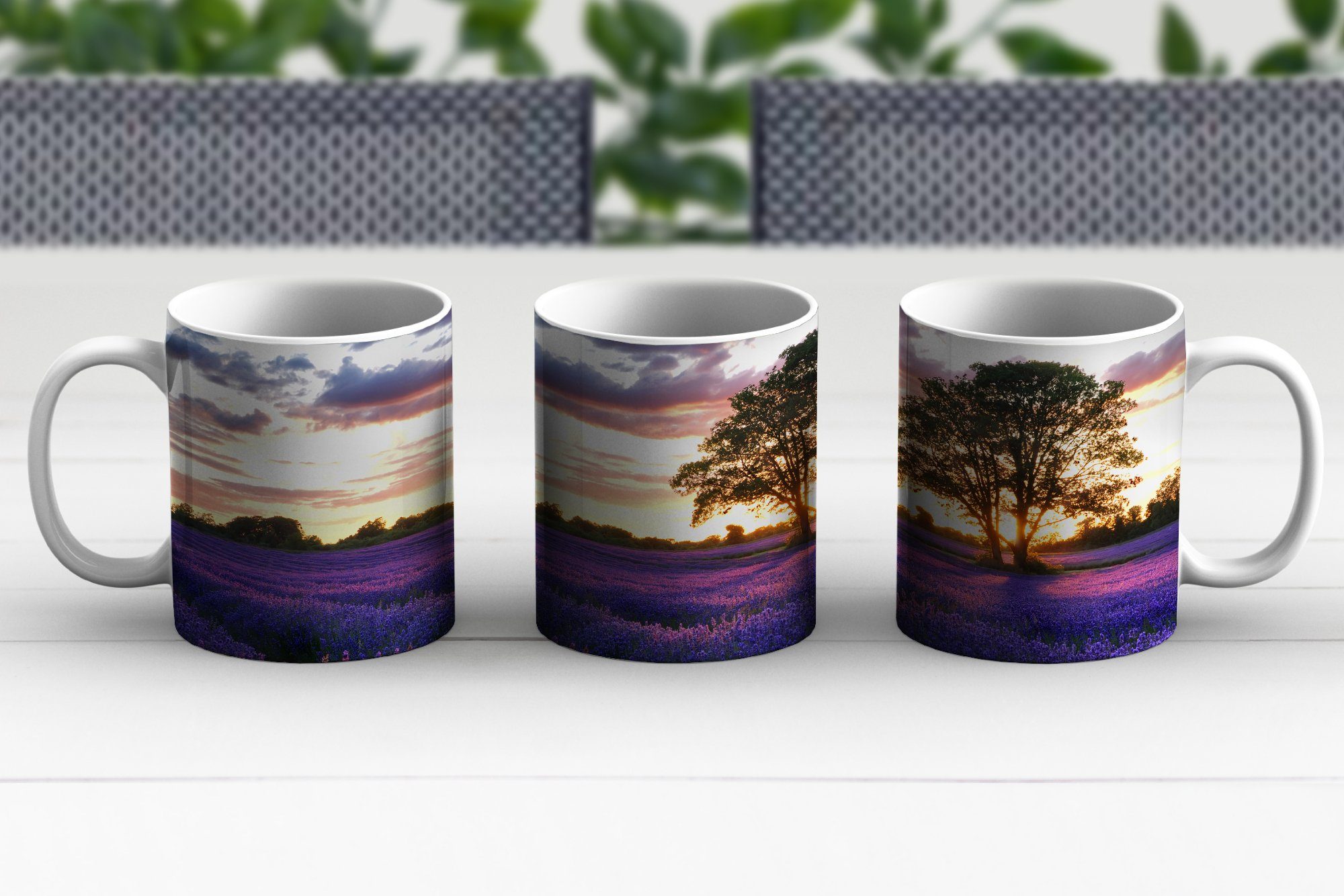 MuchoWow Tasse Sommerabendlicher einem Becher, Teetasse, in, Teetasse, über Sonnenuntergang Keramik, Kaffeetassen, Feld Bio-Lavendel mit Geschenk