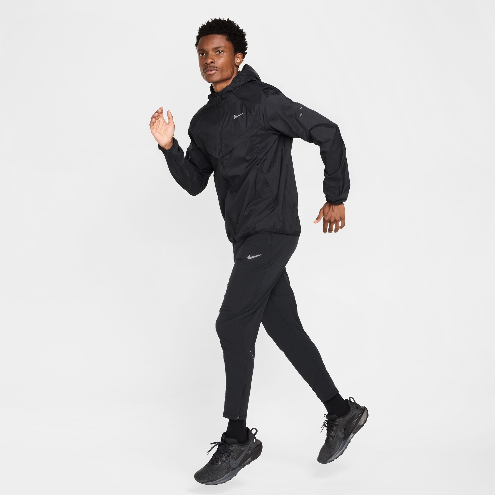 Nike Laufjacke M NK UV RPL STRIDE JACKET für sportliche Aktivitäten, mit Kapuze, wasserabweisend