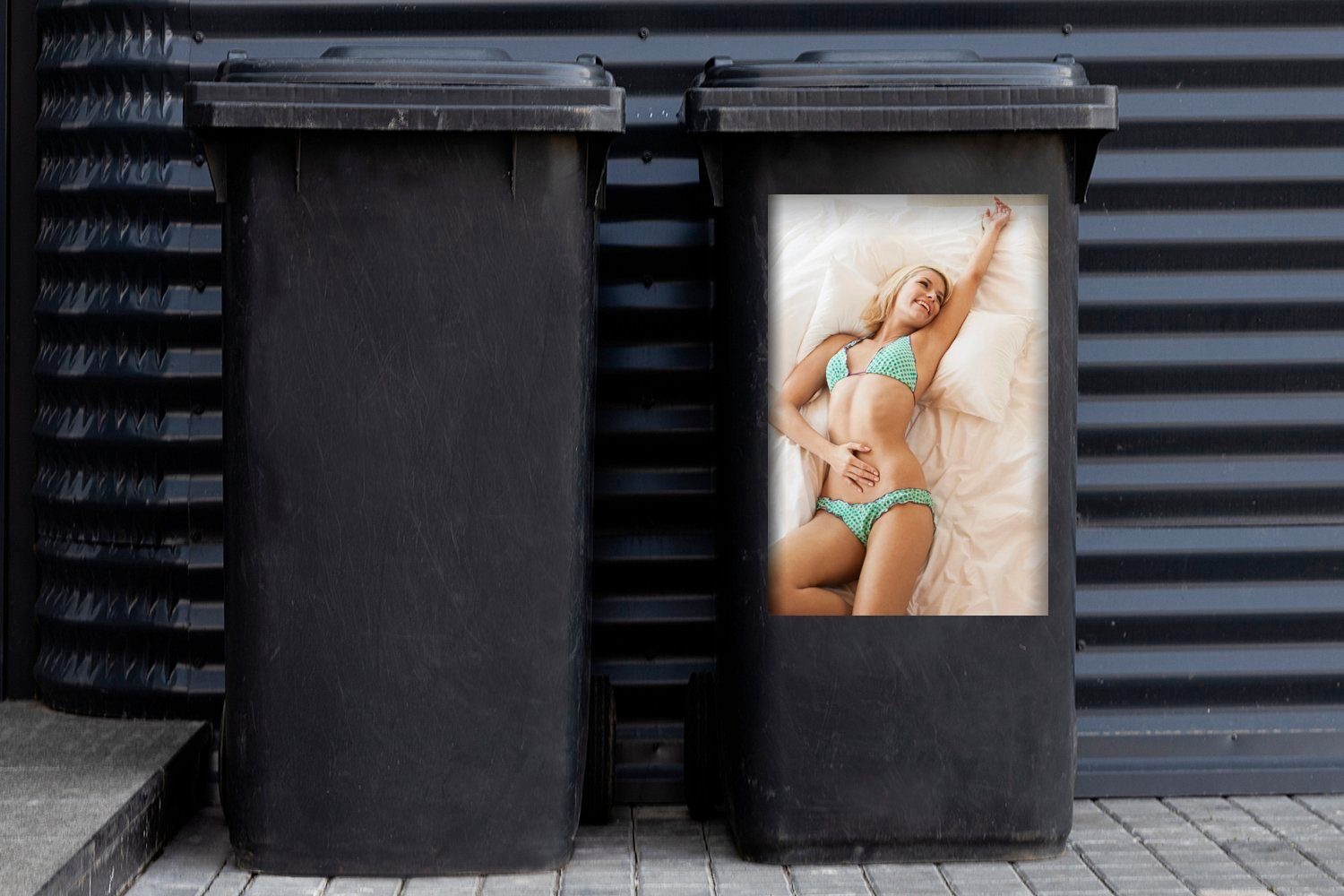 Bett Bikini Sticker, farbigen einem im Frau Container, Abfalbehälter Mülltonne, in Wandsticker MuchoWow Mülleimer-aufkleber, St), (1 liegend