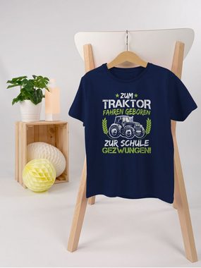 Shirtracer T-Shirt Zum Traktor fahren geboren zur Schule gezwungen Grün/Weiß Einschulung Junge Schulanfang Geschenke