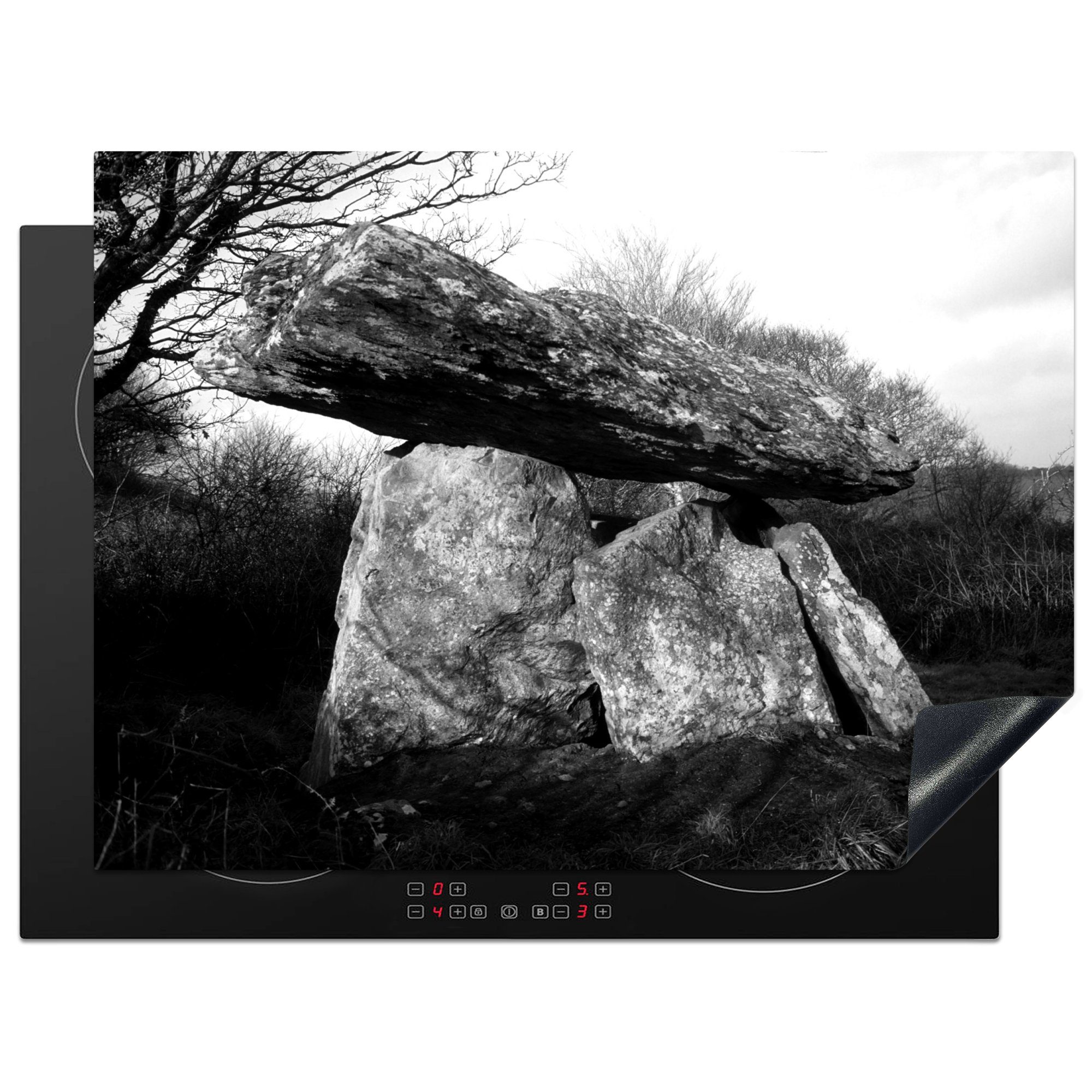 MuchoWow Herdblende-/Abdeckplatte Ein Dolmen am helllichten Tag - schwarz und weiß, Vinyl, (1 tlg), 70x52 cm, Mobile Arbeitsfläche nutzbar, Ceranfeldabdeckung