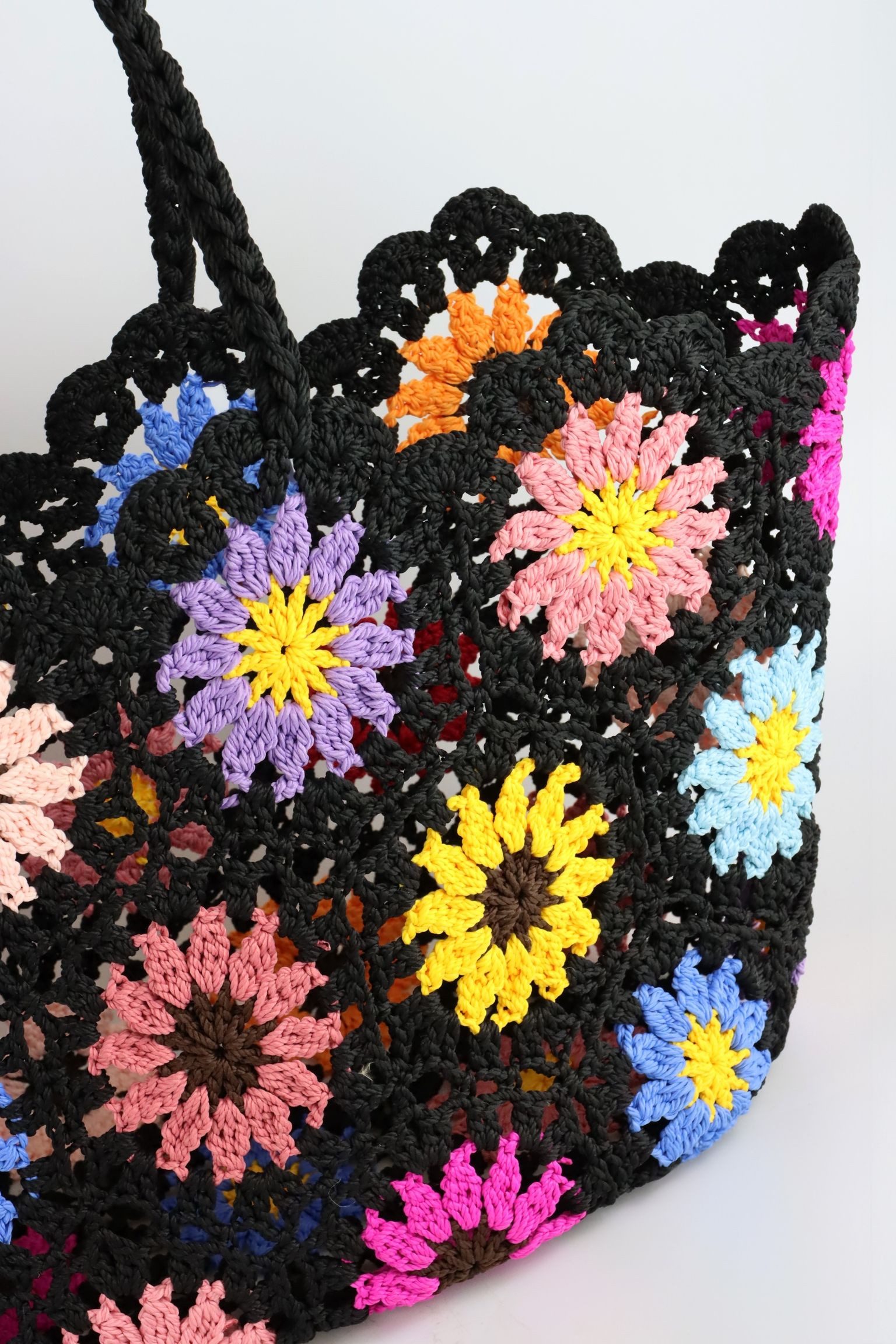 FURNARO Tragetasche, gehäkelte Tasche in schwarz mit Blumen aus Baumwolle 45x30x20cm