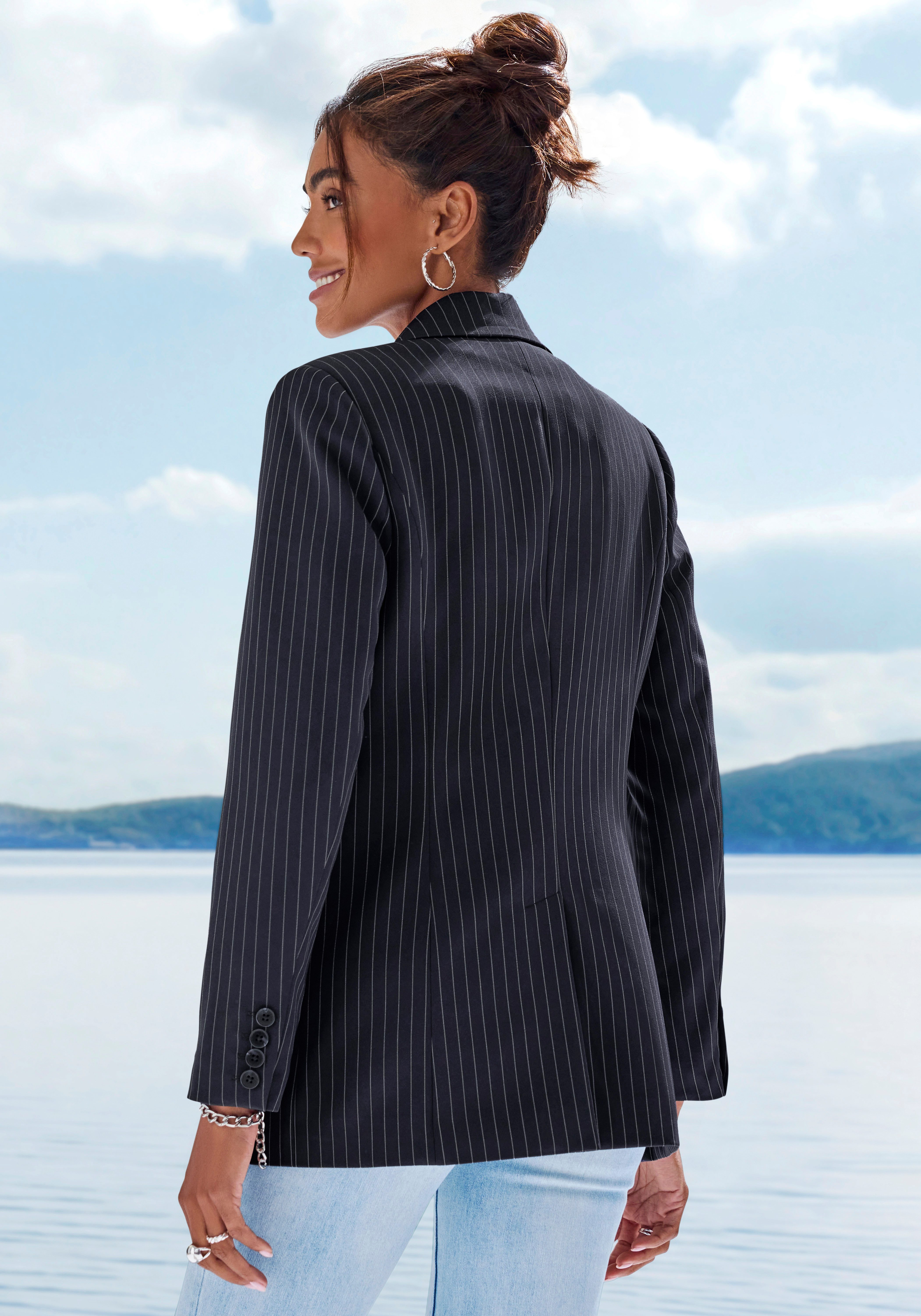 LASCANA Longblazer mit Knopfverschluss und Pattentaschen, Nadelstreifenmuster langer Damenblazer, eleganter Nadelstreifenblazer, Businessmode – Bild 3 von 5