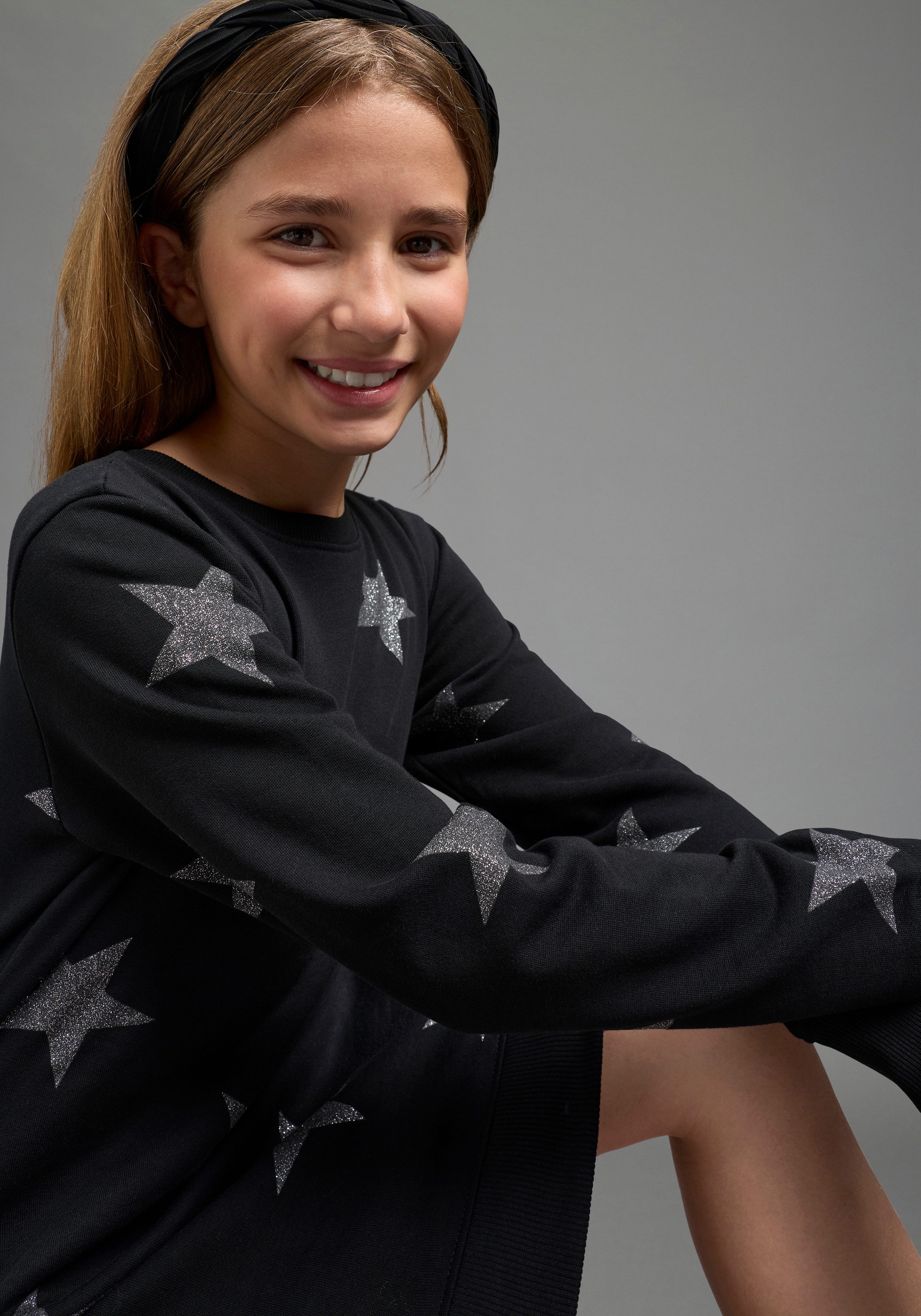 KIDSWORLD Sweatkleid Sterne-Allover Kleid Sweatkleid mit Glitzer für den Alltag, sportlicher Touch
