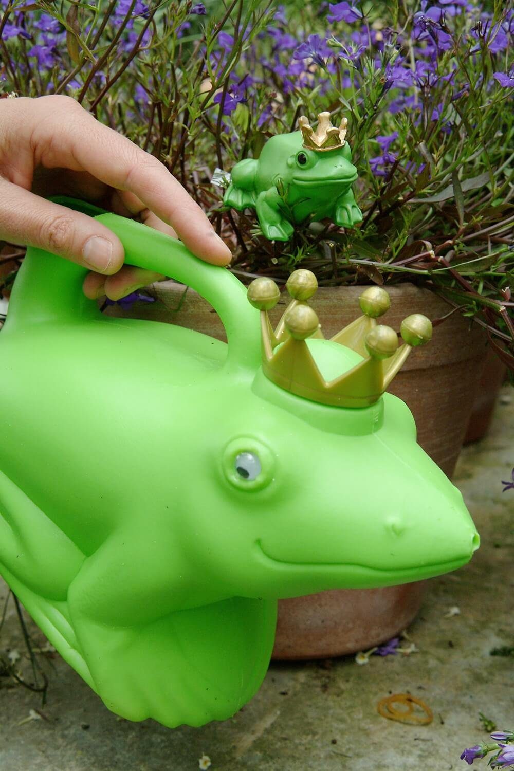 esschert design Gießkanne Gießkanne Frosch "Froschkönig" grün Blumen Garten Krönchen Kunststoff