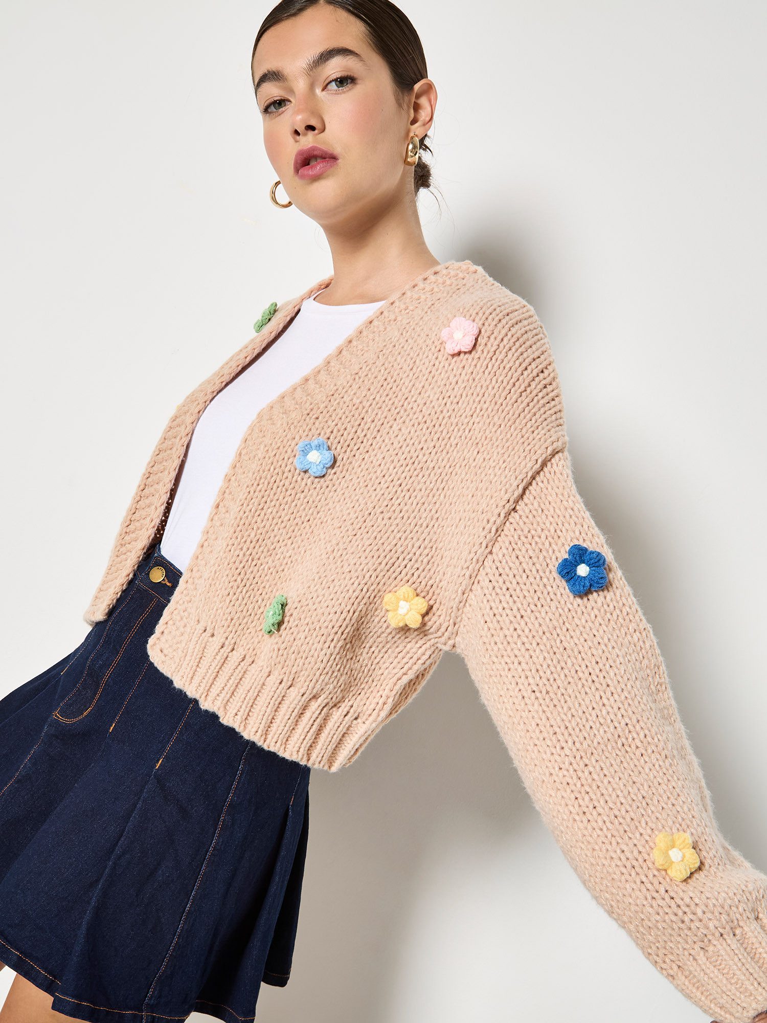 Apricot Cardigan Grobstrick-Strickjacke mit Gänseblümchen-Applikation