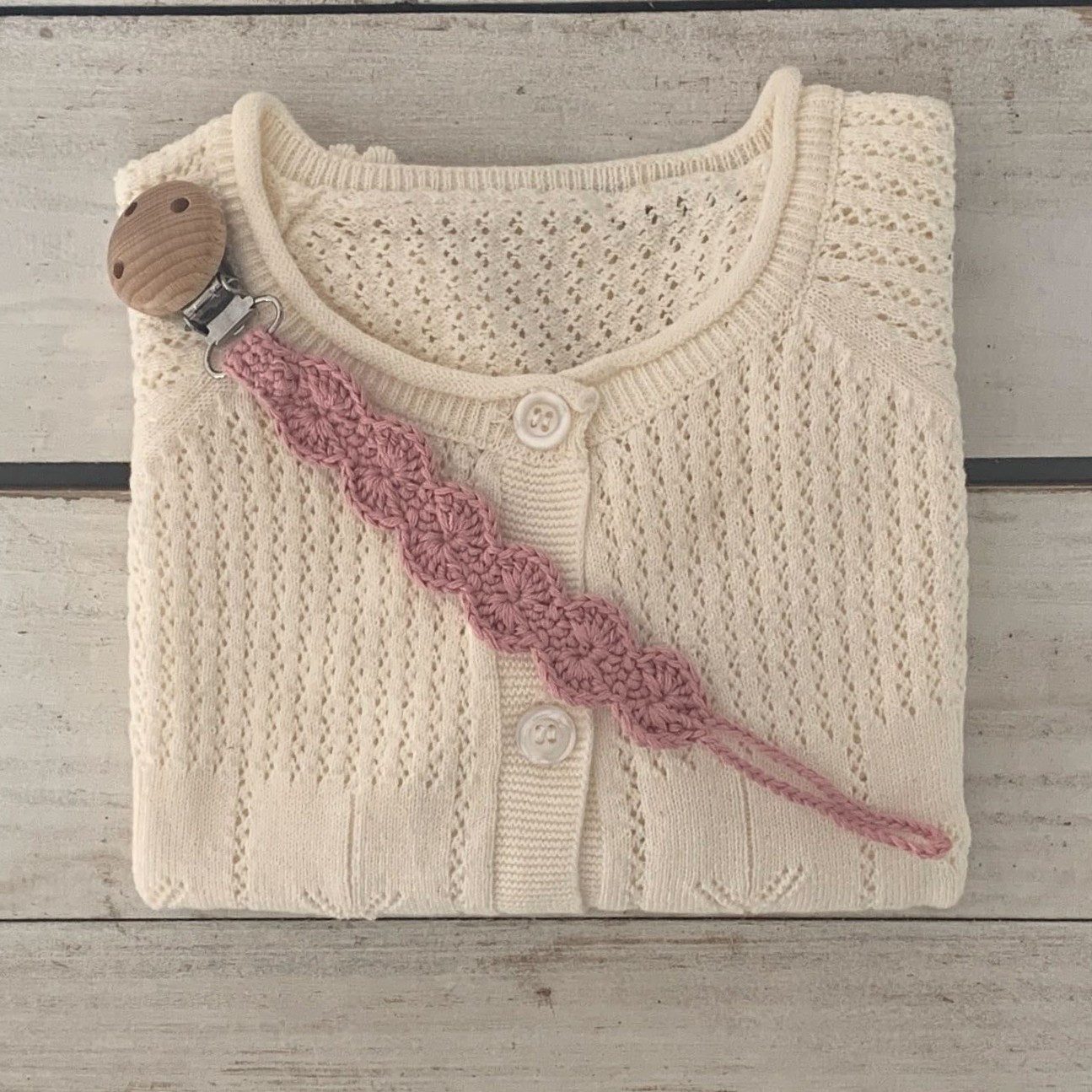 Zayno Schnullerbefestigung Handgemachte Schnullerkette "Muschelchen" in Altrosa, (Packung, 1-tlg., Ermuntert, den Schnuller eigenständig zu greifen), Beeindruckt mit einem zeitlosen Design