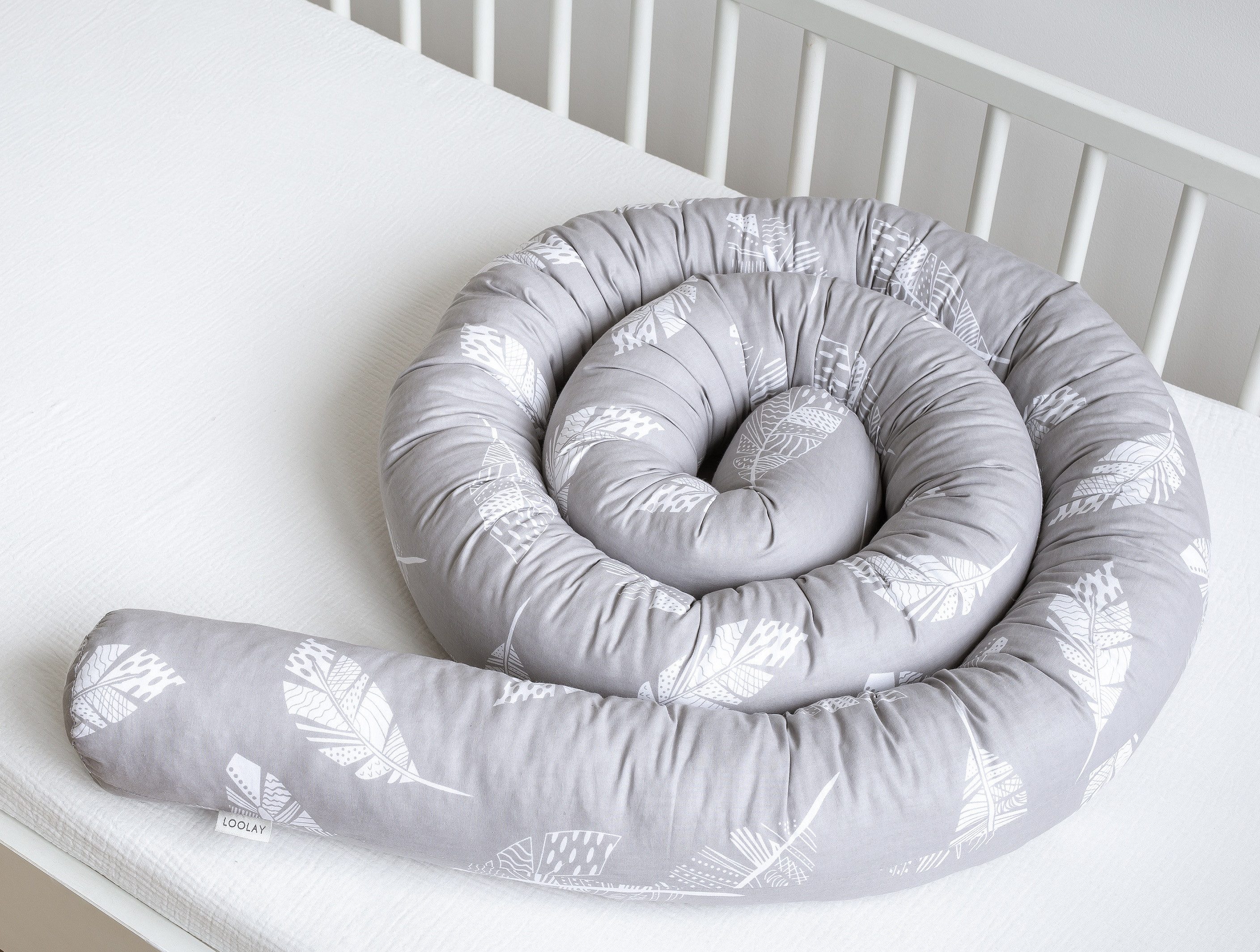 Loolay Nestchenschlange FEDER GRAU Baumwolle Multifunktion PREMIUM Bettschlange Schlange, (Bettumrandung Krabbeldecke Babybett Umrandung Schlange Bett Kopfschutz, Zierkissen Bettrolle Dekokissen Zugluftstopper - Super GESCHENK), LOOLAY® - 100% Europäische Stoffe und Kleinserien-Nähen!