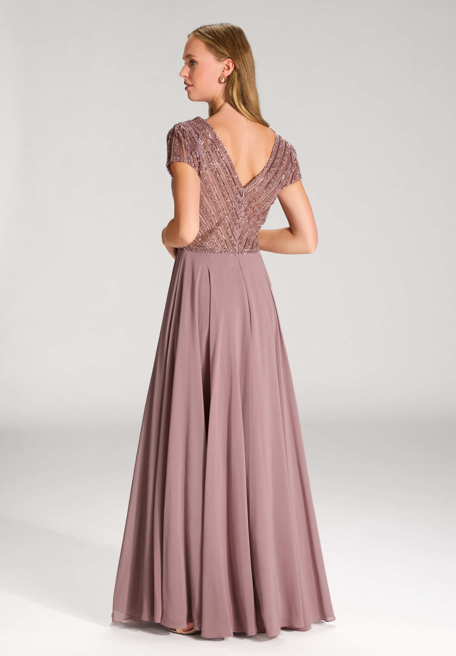 Hey Kyla Abendkleid - Besticktes Chiffonkleid mit kurzen Ärmeln Taillierter Schnitt mit ausgestelltem Rockteil