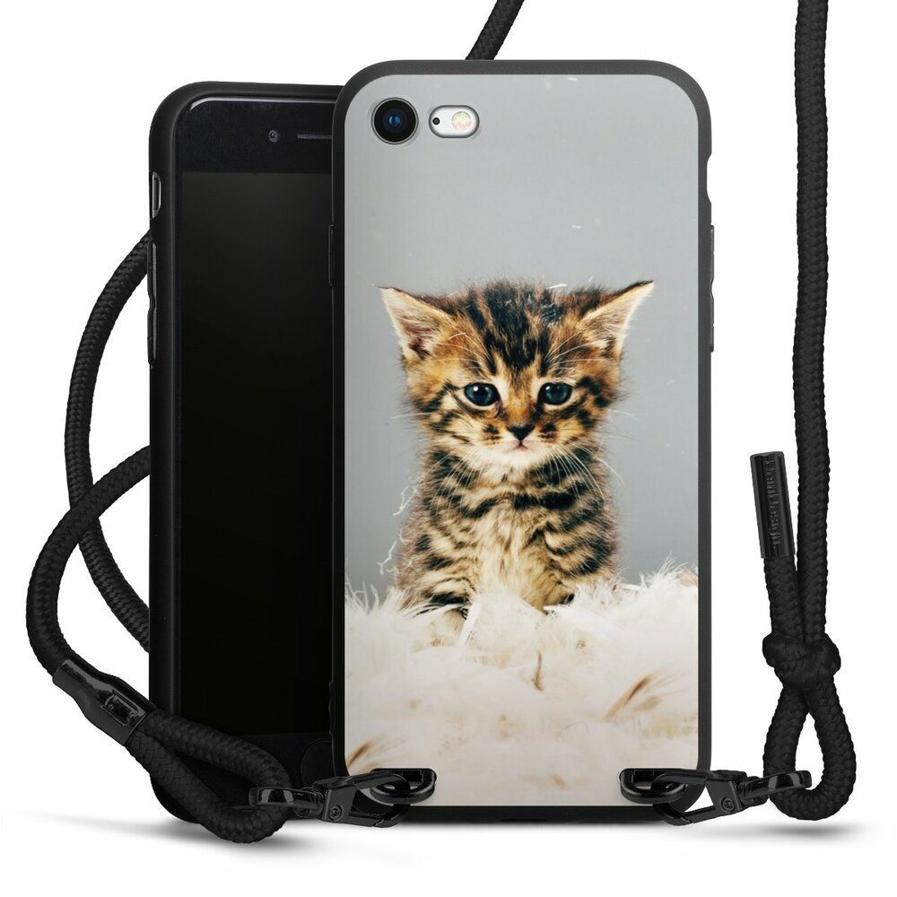 DeinDesign Handyhülle Katze Haustier Feder Kitty, Apple iPhone 8 Premium  Handykette Hülle mit Band Case zum Umhängen