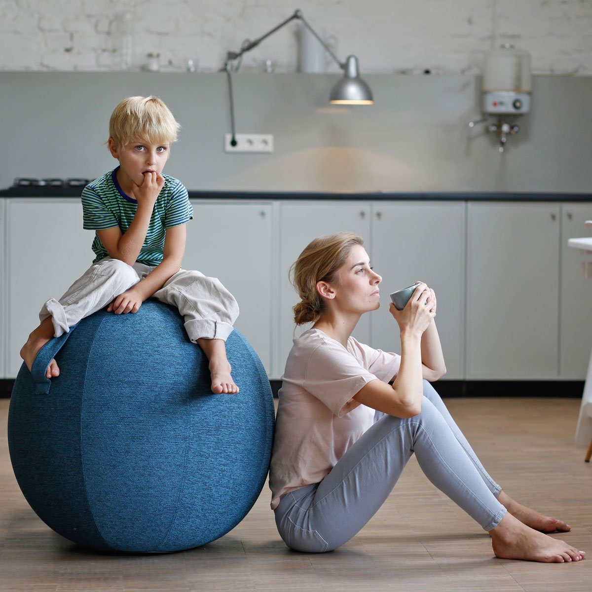 VLUV Sitzball BOL STOV Stoff-Sitzball, ergonomisches Sitzmöbel für Büro und Zuhause, Farbe: Petrol (blau-grün), Ø 60cm - 65cm, hochwertiger Möbelbezugsstoff, robust und formstabil, mit Tragegriff