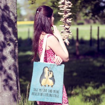 Mr. & Mrs. Panda Tragetasche Pinguin umarmen - Eisblau - Geschenk, Baumwolltasche, Hochzeitstag, S (1-tlg), Nachhaltig & Liebevoll