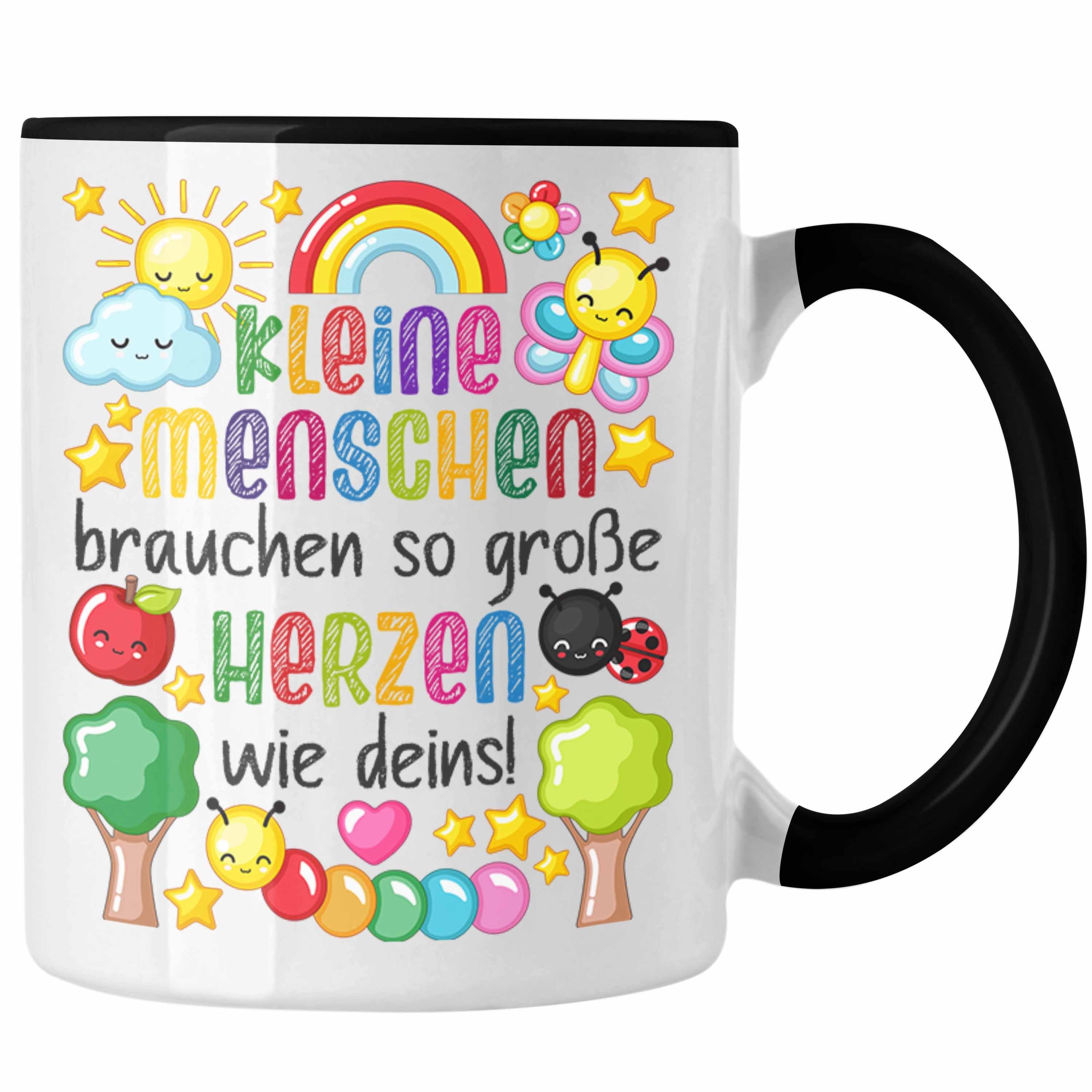 Trendation Tasse Trendation - Erzieherin Tasse Geschenk Danke Dankeschön Abschiedsgeschenk Beste Kindergärtnerin Spruch Kleine Menschen Brauchen Dein Herz Schwarz