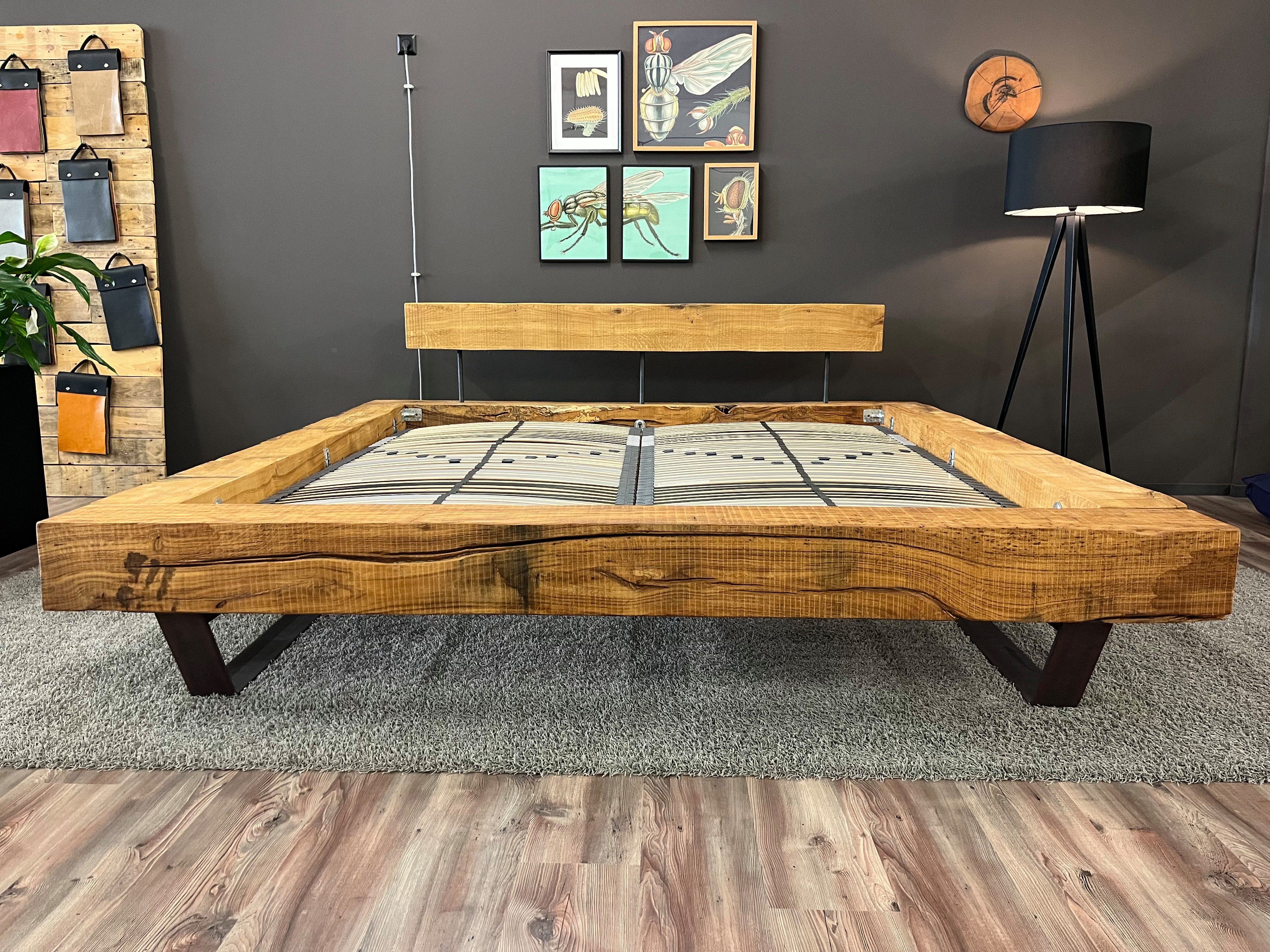 Möbel Specht Massivholzbett Tender Steel Eiche (Balkenbett, Eiche sägerau), 20x20cm Balken / Kufen aus Stahl von Kopf zu Fuß laufend