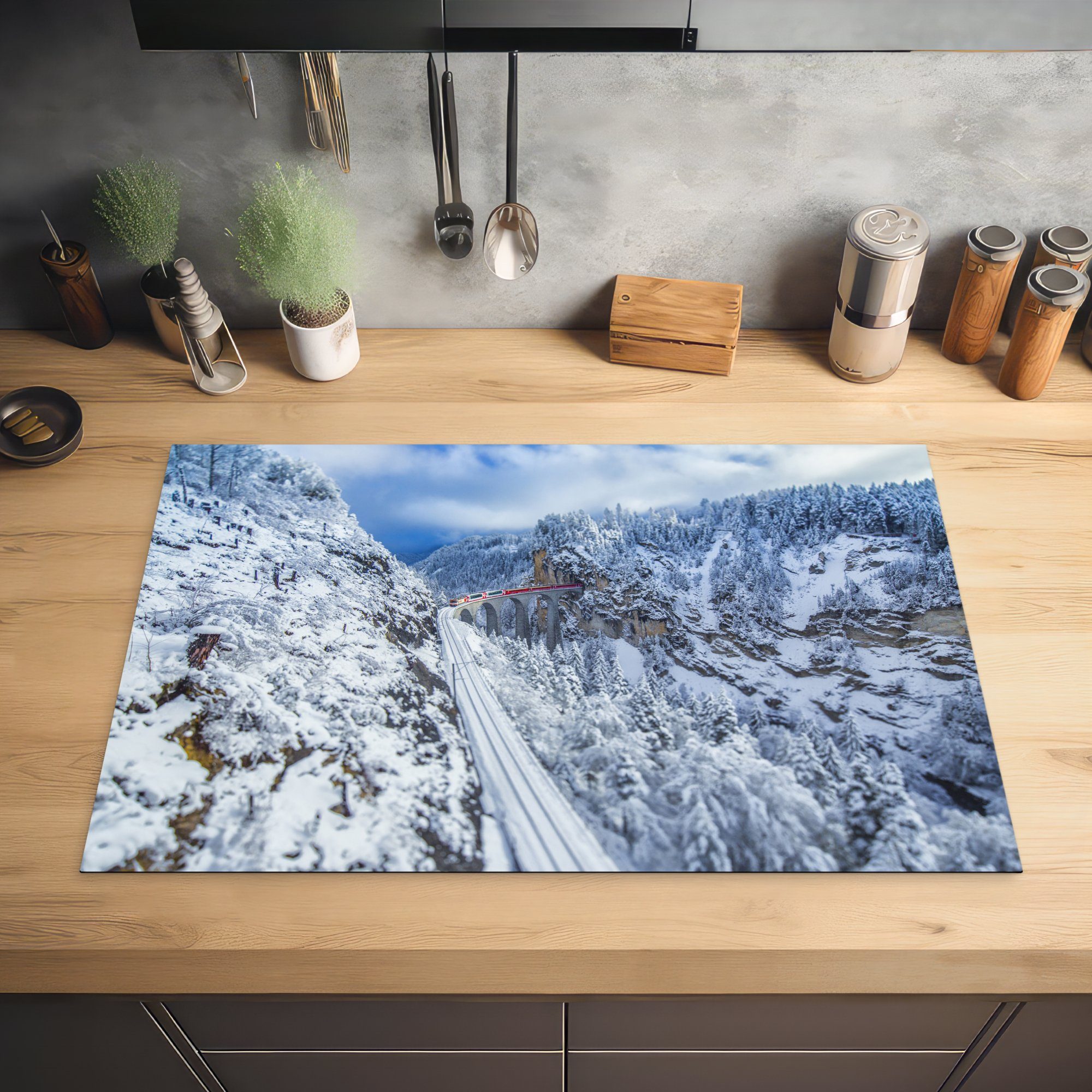 (1 Winterlandschaft küche, Schweiz, der Zug Herdblende-/Abdeckplatte die Mit MuchoWow dem cm, 81x52 Ceranfeldabdeckung Schutz Vinyl, die tlg), durch Induktionskochfeld für